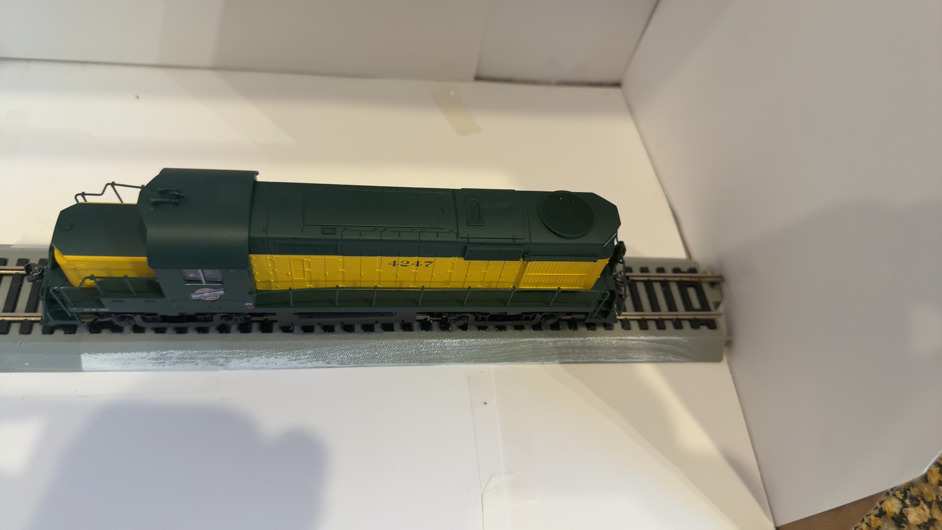 Atlas HO Trainman Chicago & North Western RS-32 Locomotive Model Green & Yellow image 8