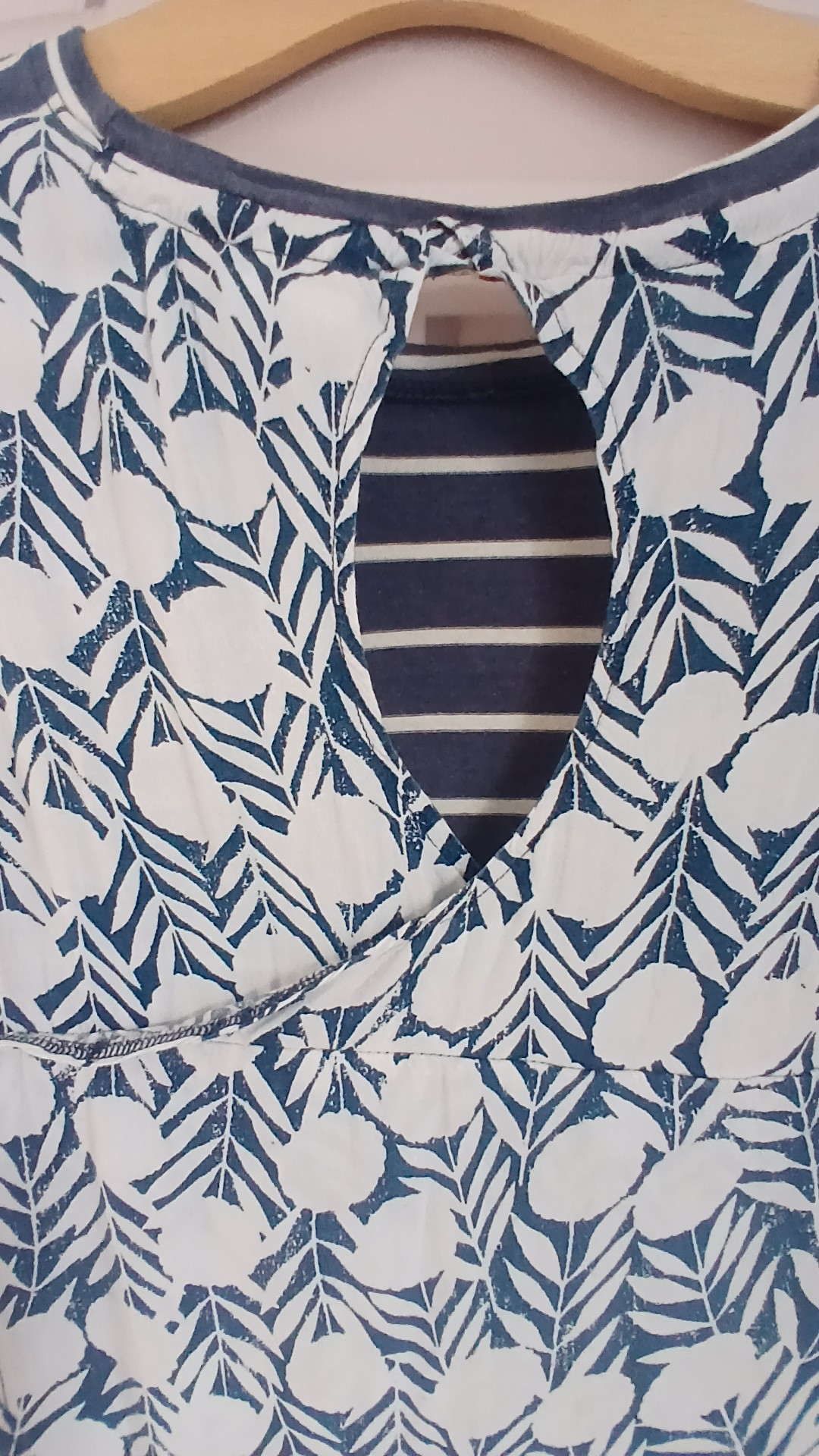 Weird Fish Women's Navy & White Stripe Tank Top Size 12 image 4