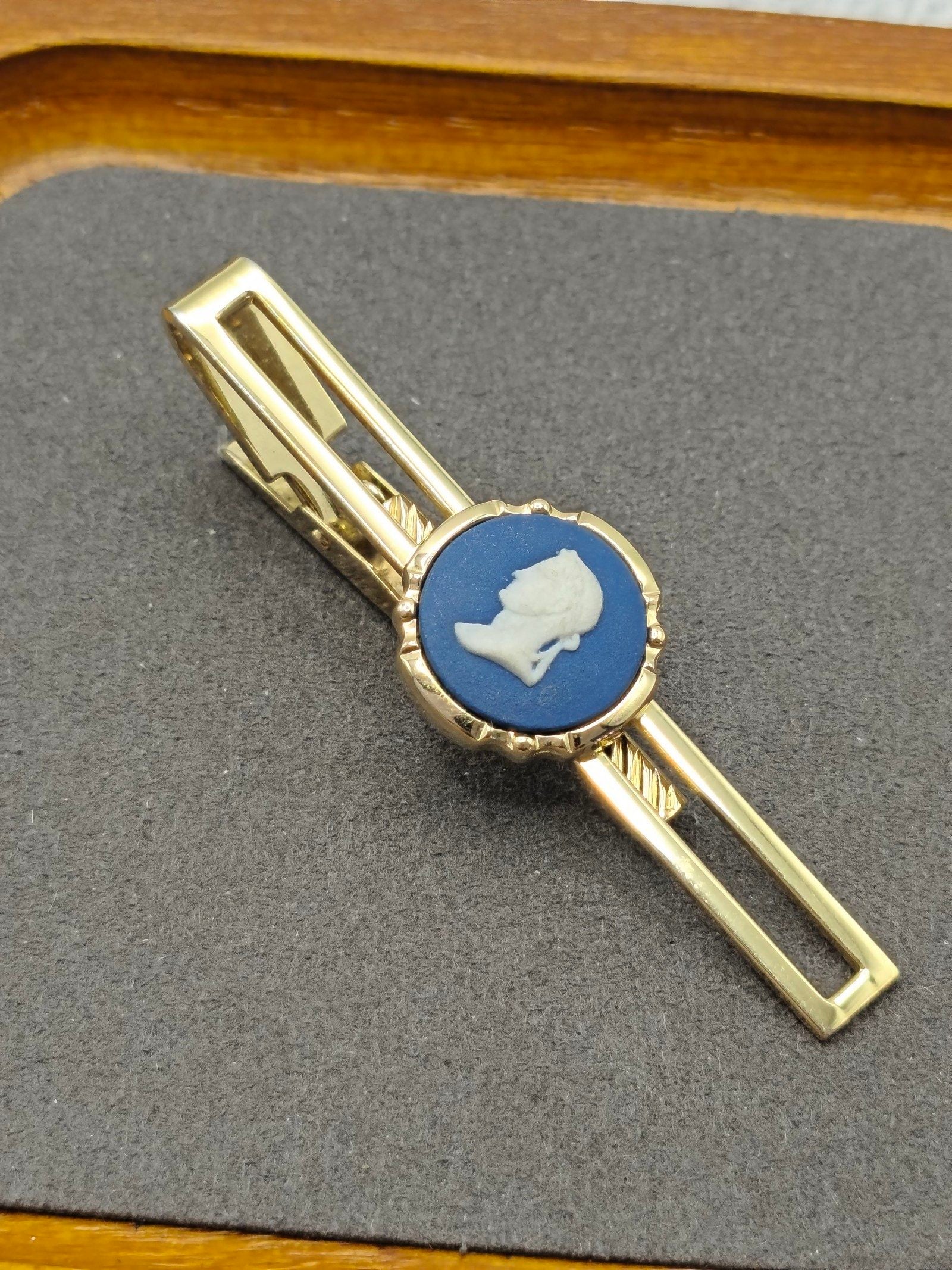 Wedgewood Gold & Blue Cameo Tie Clip with Gift Box image 3