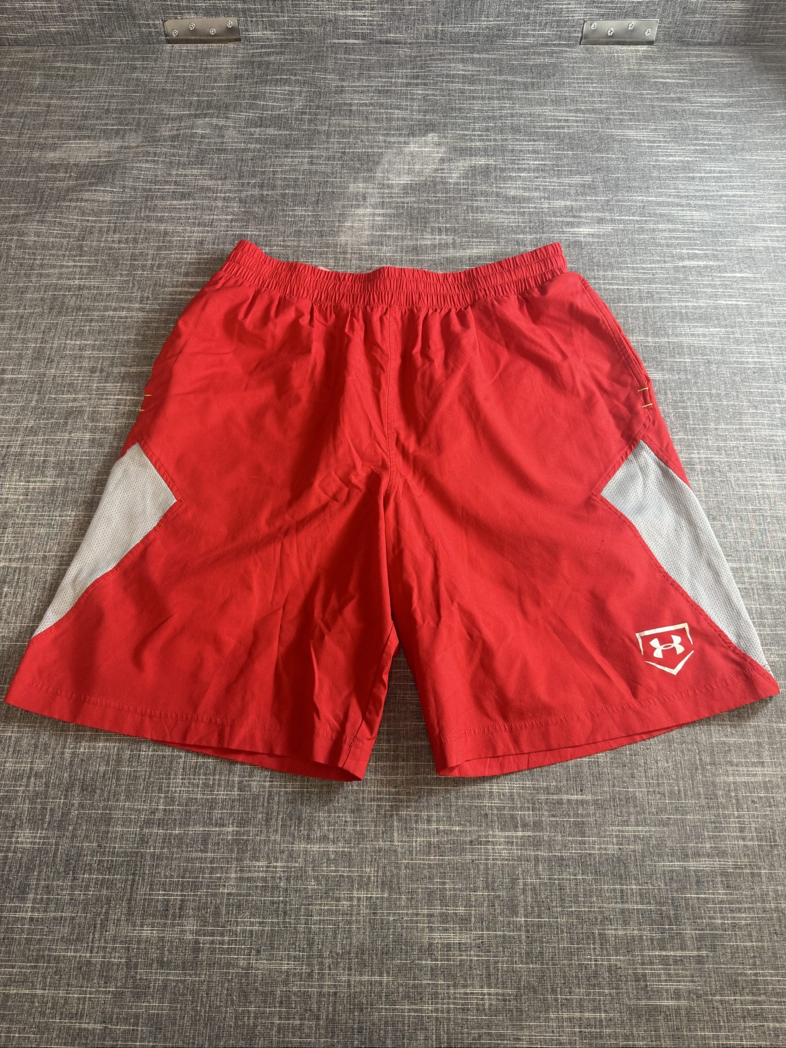 Under Armour Men’s Loose Red & Grey Training Shorts Large