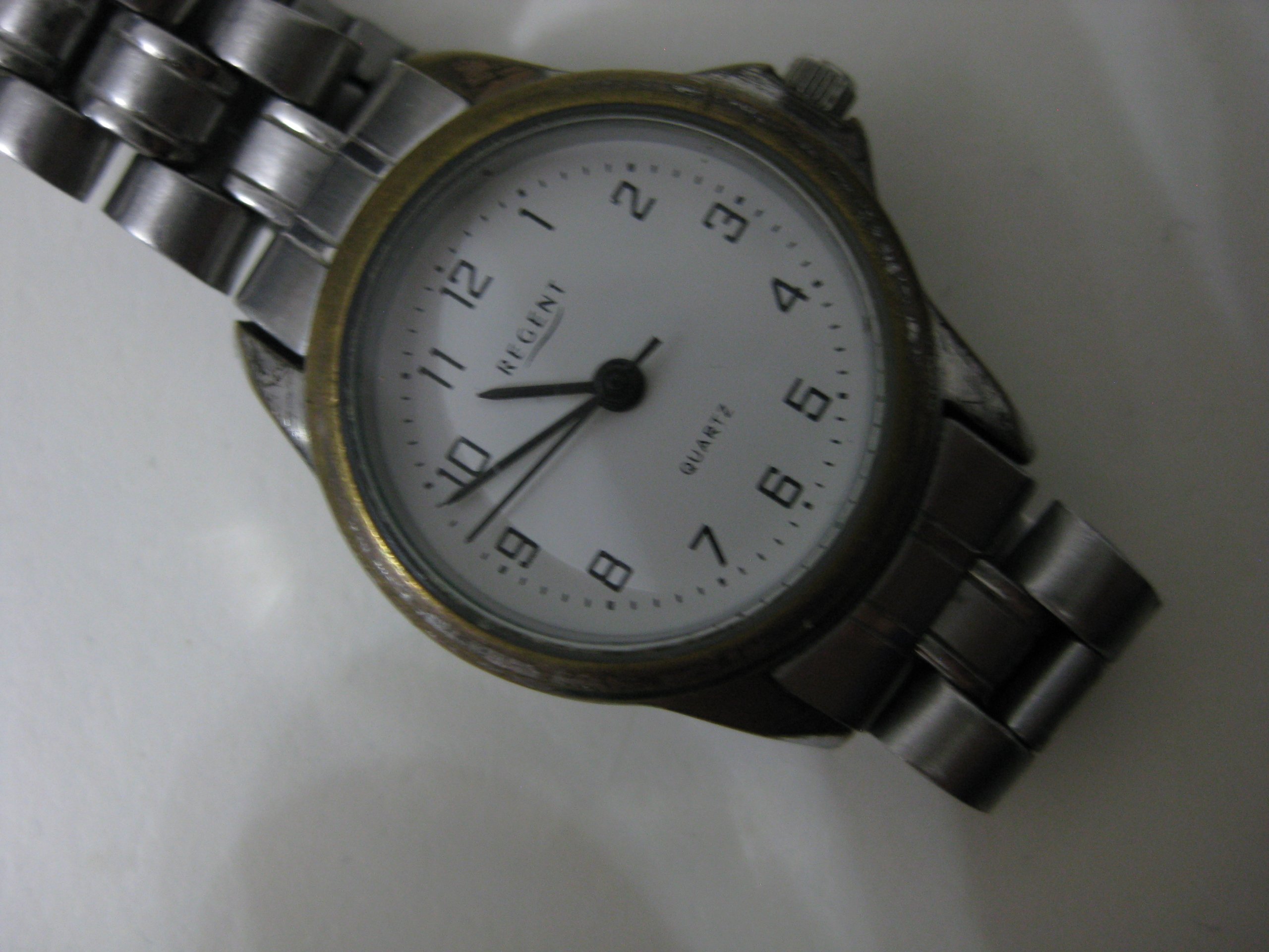 Regent Silver Tone Quartz Wristwatch White Dial Unisex
