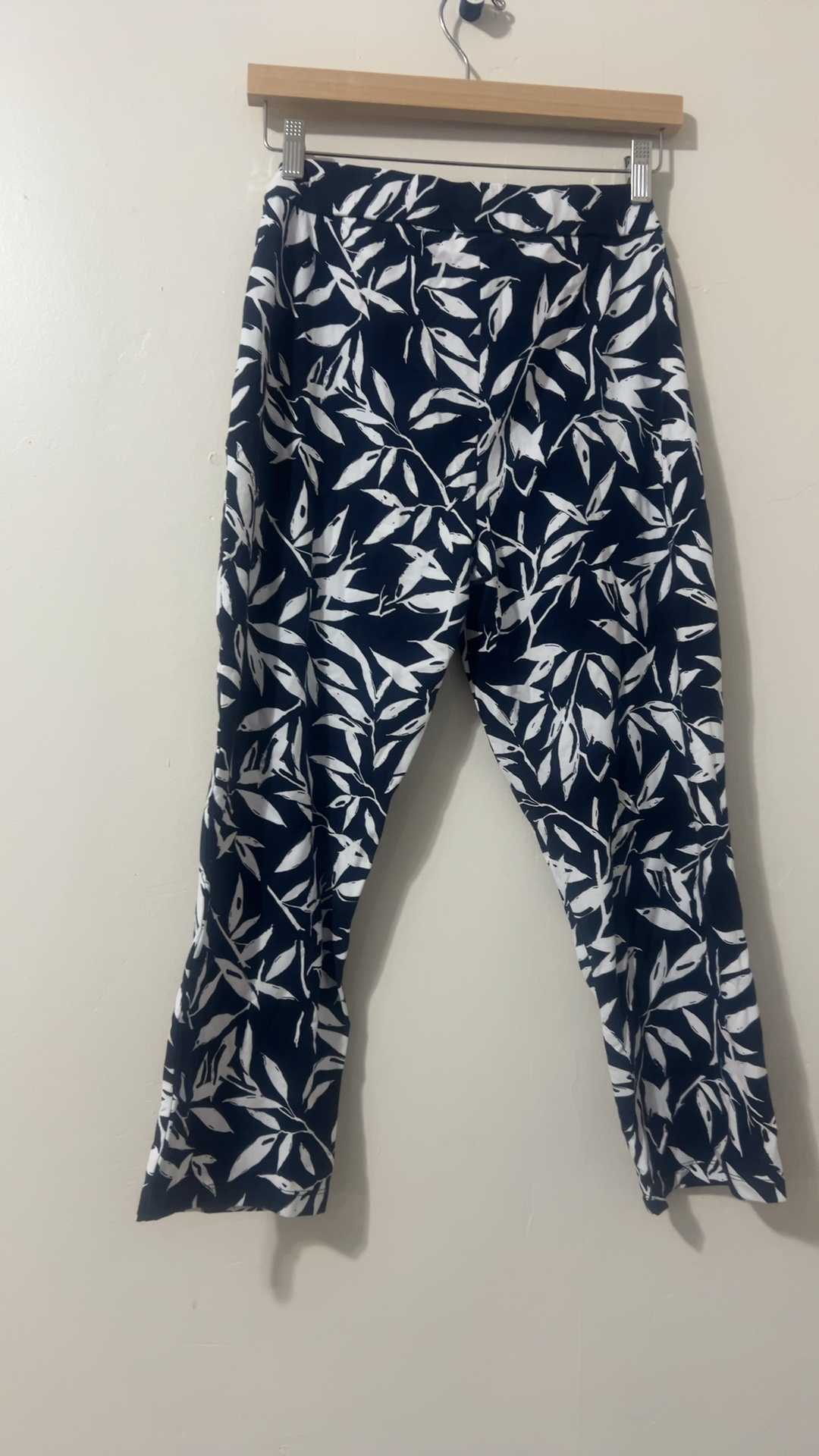 Weekend Susan Graver Navy & White Leaf Print Pants Medium Petite