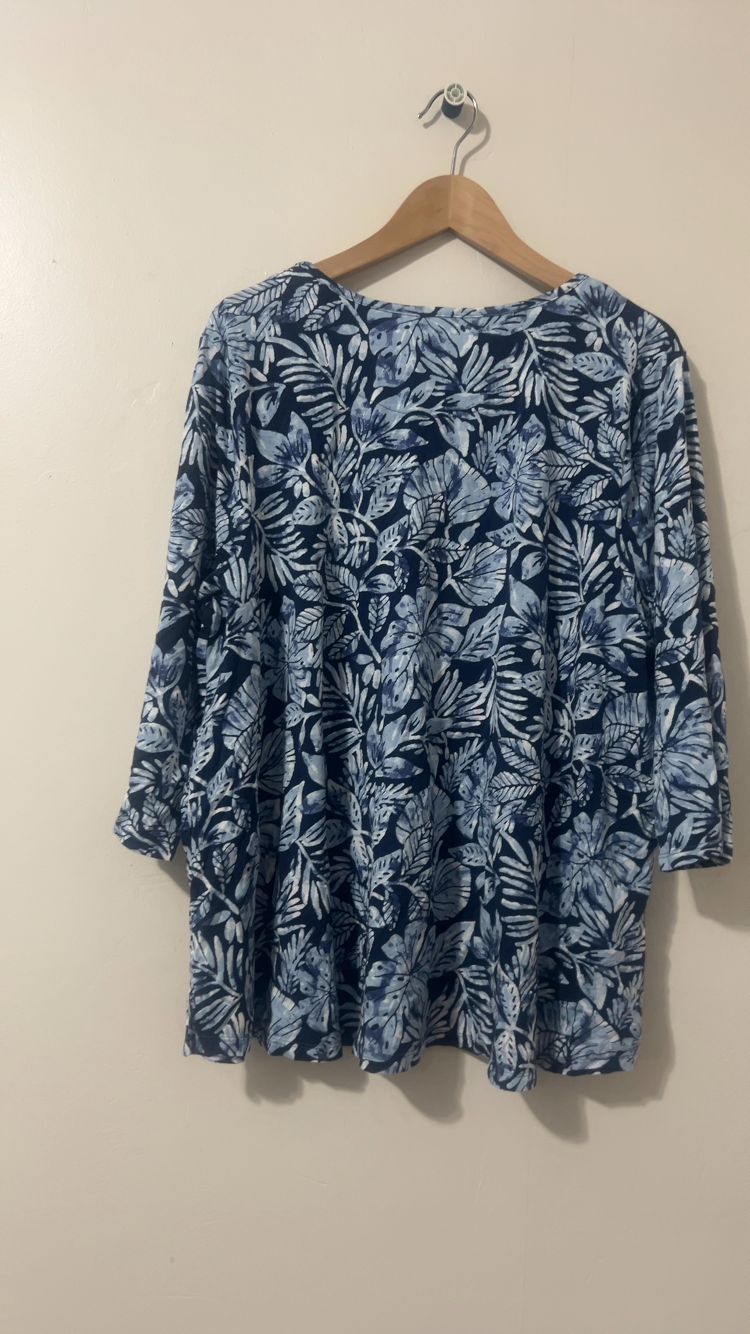 d&co Beach Blue & White Leaf Print Plus Size 2X Relaxed Fit Shirt image 2
