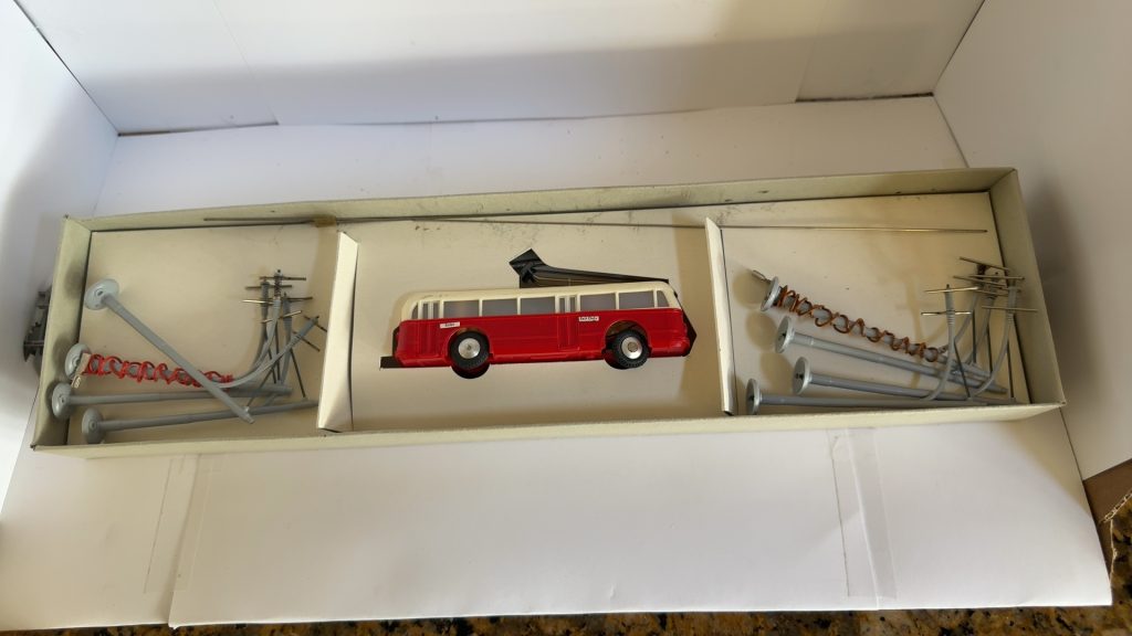 Eheim Red & White Minibus HO Model Miniatures Set