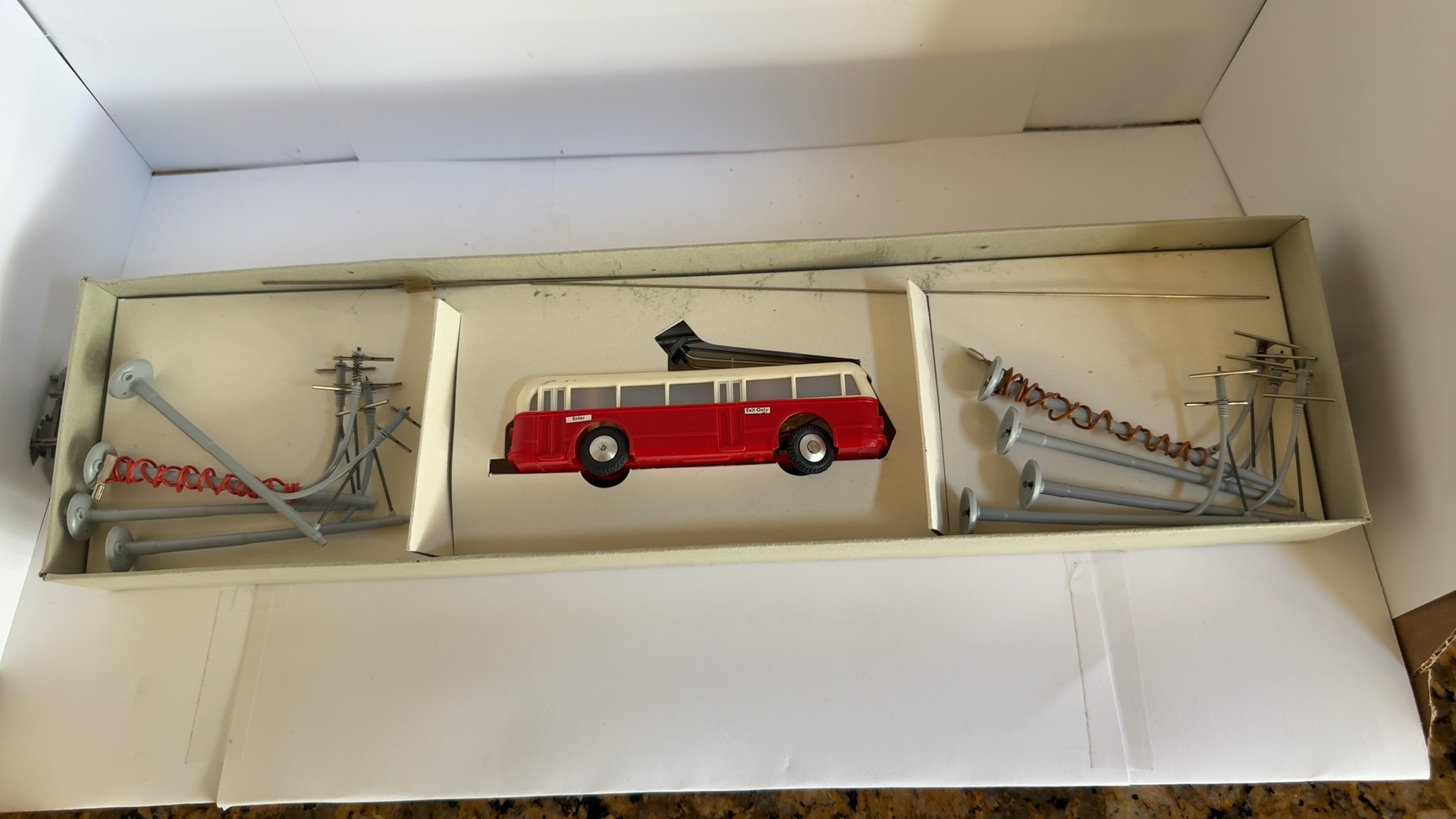 Eheim Red & White Minibus HO Model Miniatures Set