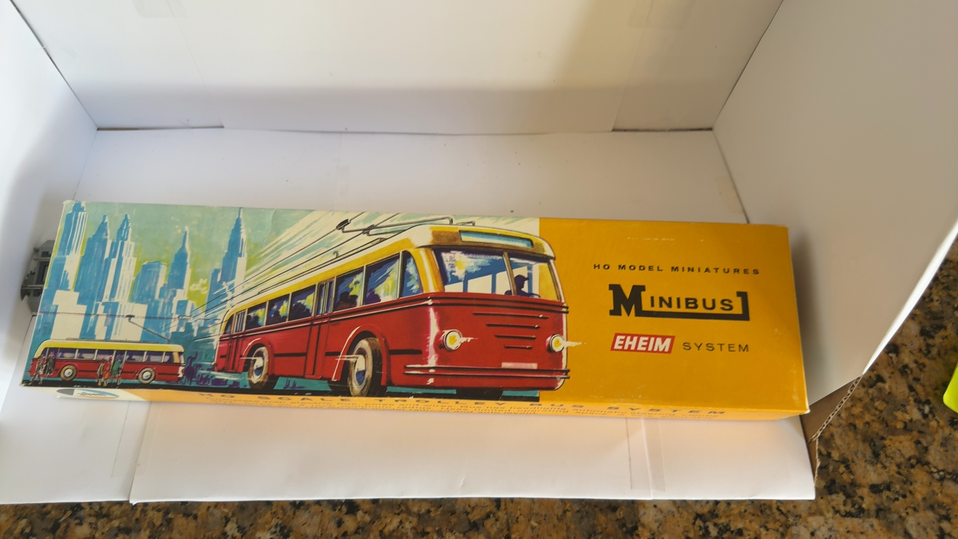 Eheim Red & White Minibus HO Model Miniatures Set image 2