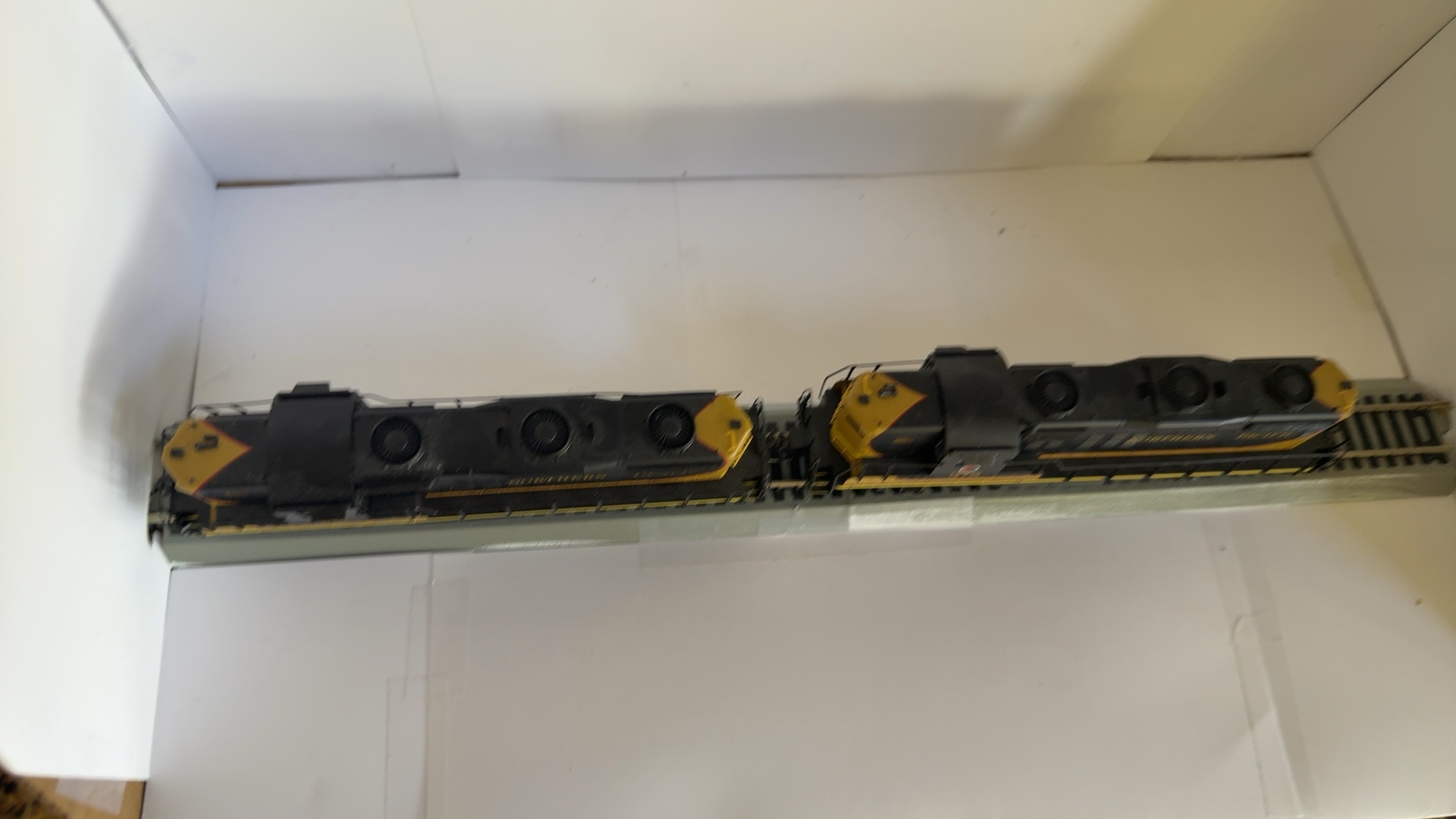 Proto 2000 Northern Pacific Black & Yellow GP18 Locomotive HO Scale DCC image 2