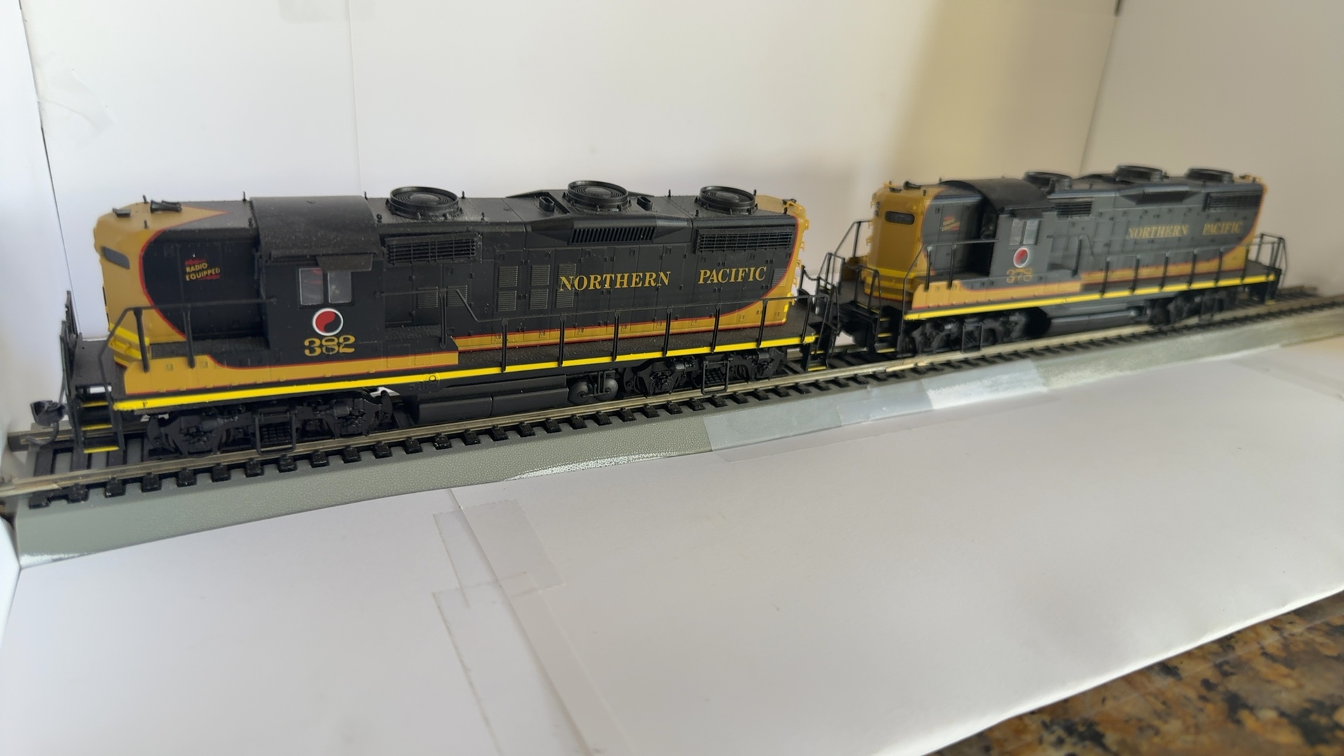 Proto 2000 Northern Pacific Black & Yellow GP18 Locomotive HO Scale DCC image 3