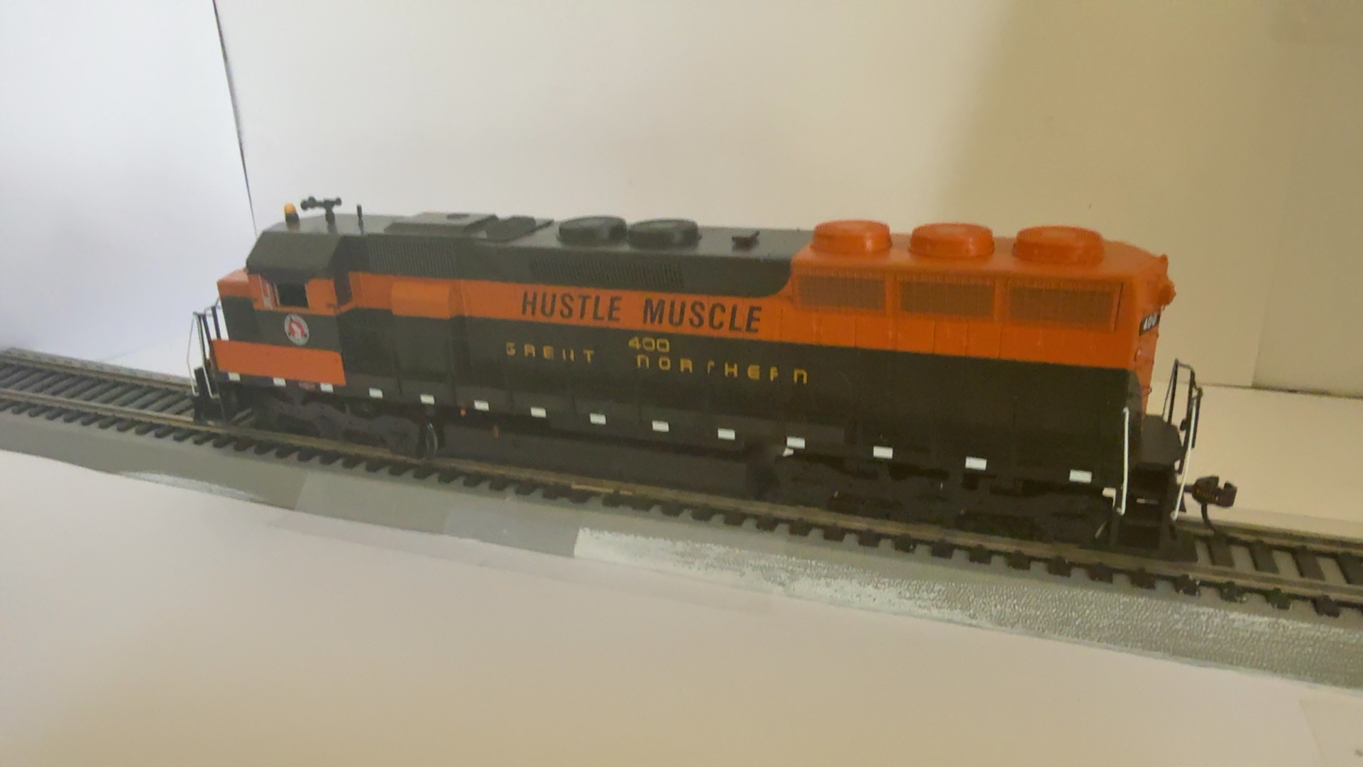 Athearn Orange & Black Great Northern SD45 "Hustle Muscle" Model Train image 4