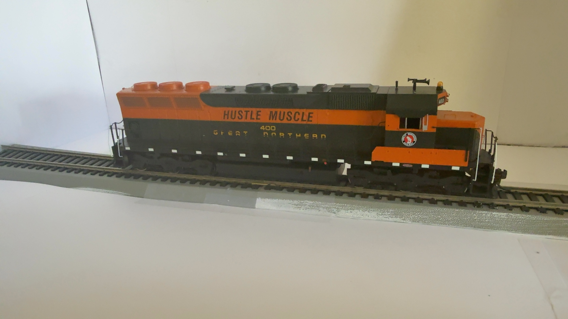 Athearn Orange & Black Great Northern SD45 "Hustle Muscle" Model Train image 6