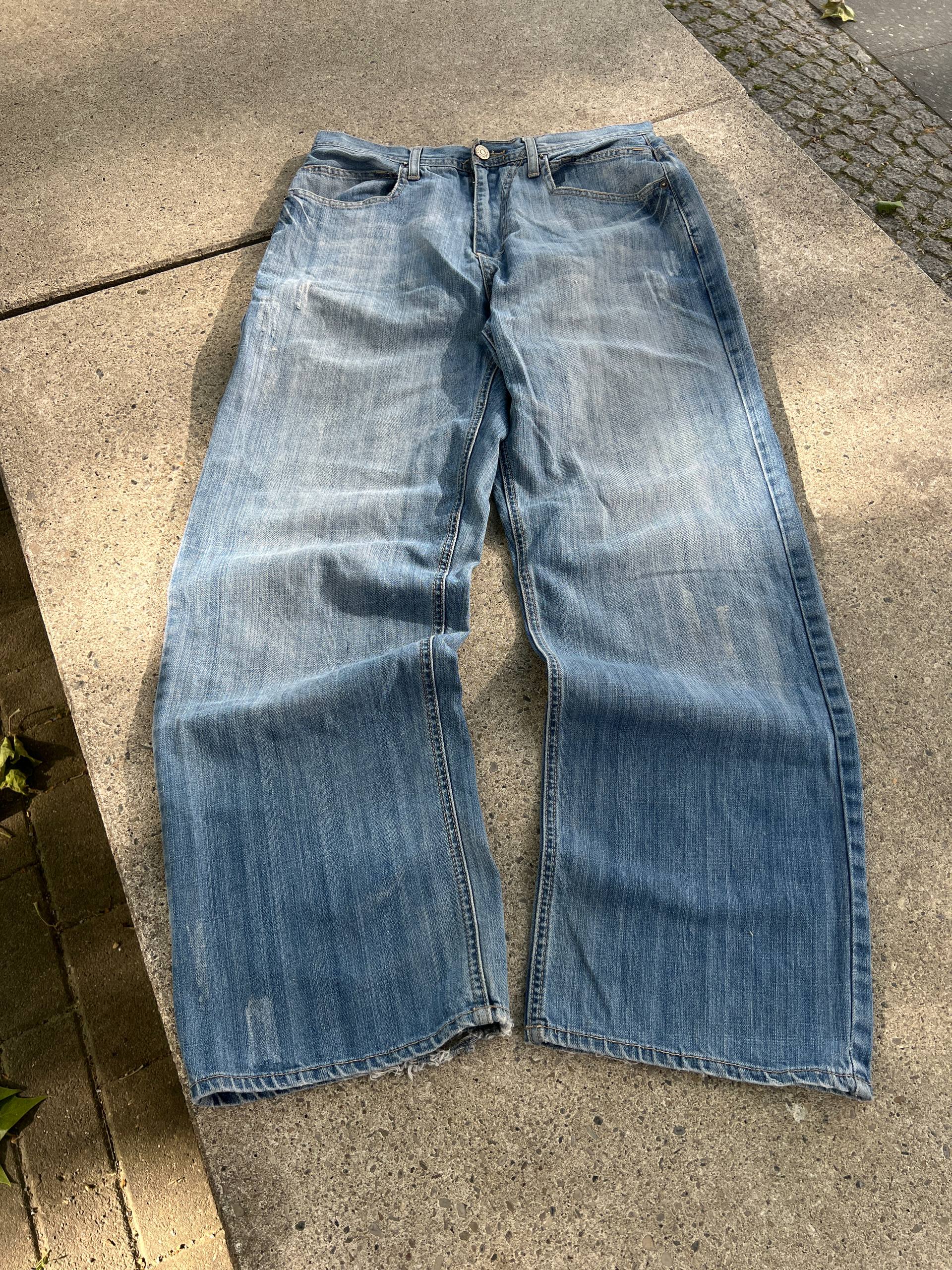 G-Unit Light Blue Denim Jeans 33 with Back Pocket Designs image 2