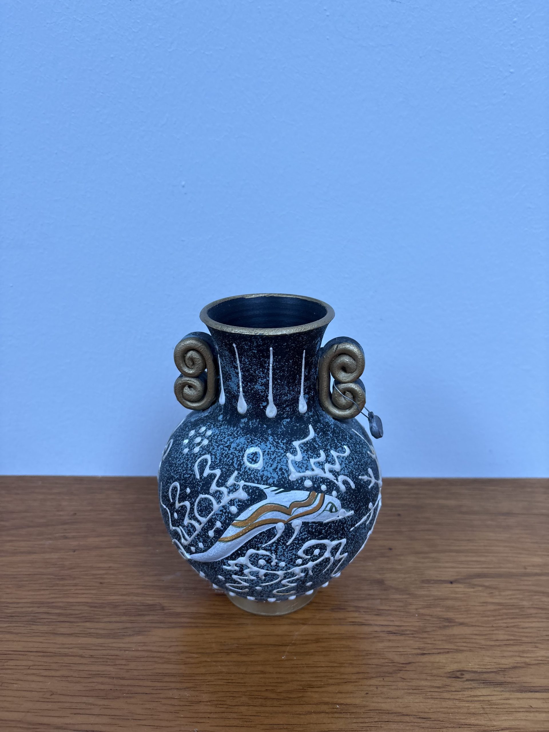 Kleine Keramikvase, dunkelblau, Delfin-Motiv, goldene Henkel