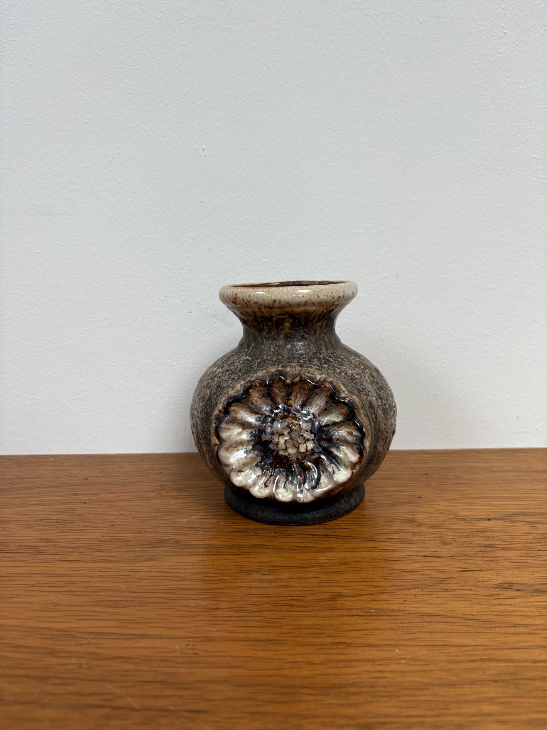 Vintage Keramikvase Steingut braun Blumenrelief 70er Studiokeramik