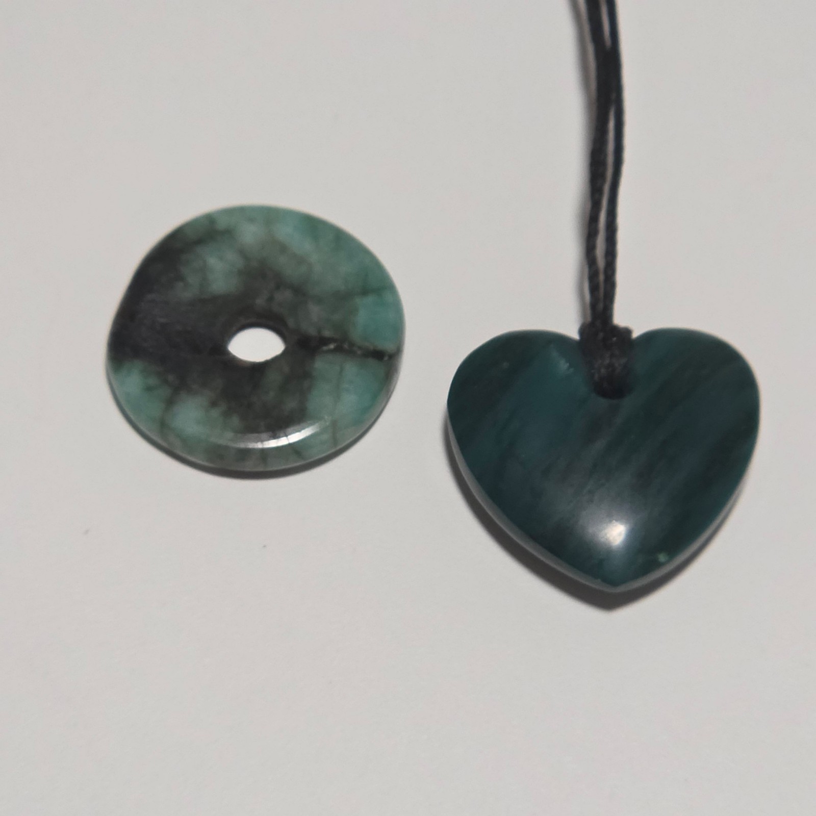 Green & Black Stone Heart & Round Pendant Necklace.b6