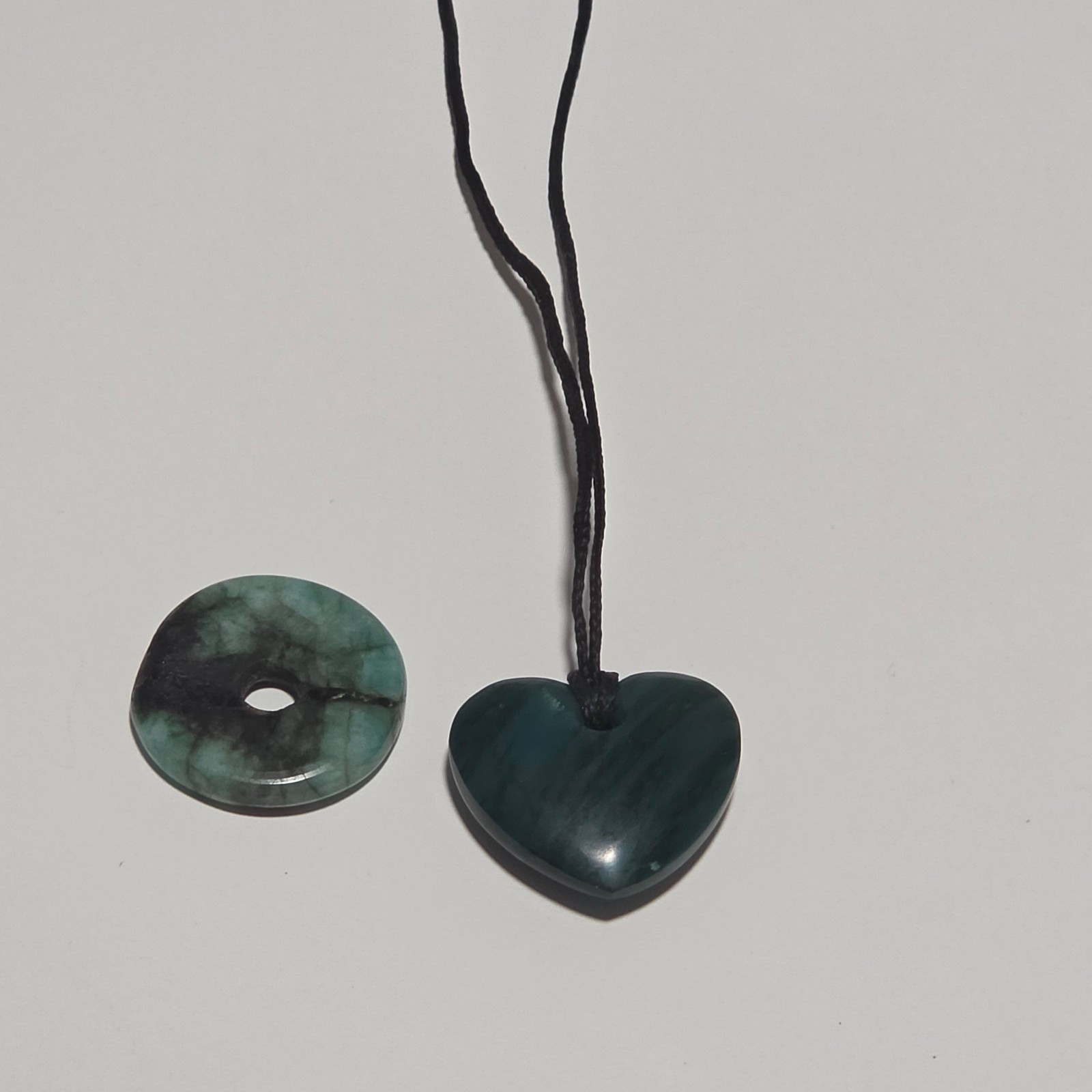 Green & Black Stone Heart & Round Pendant Necklace.b6 image 2