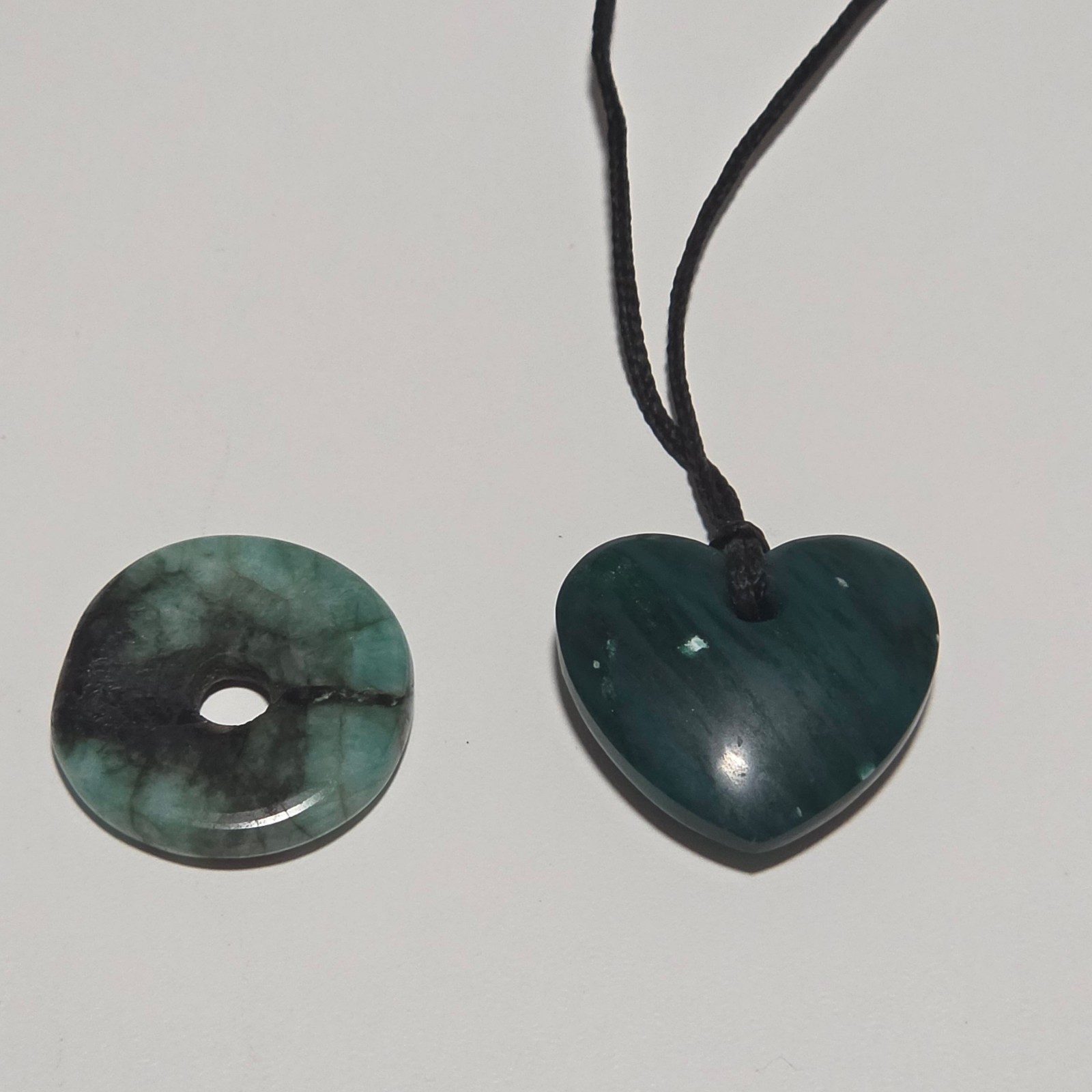 Green & Black Stone Heart & Round Pendant Necklace.b6 image 3