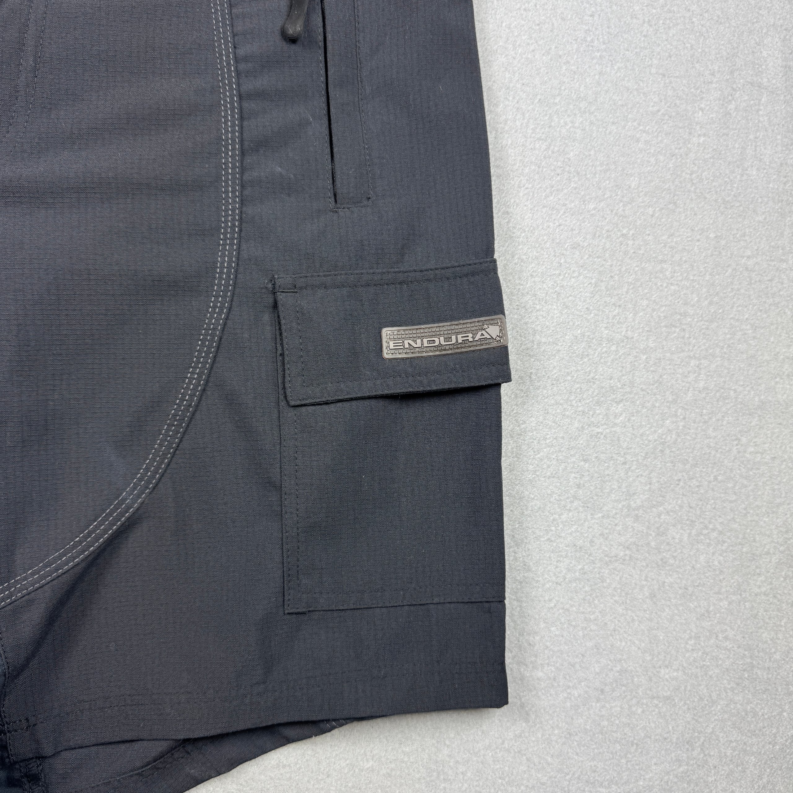 Endura Black Cargo Shorts Size S Multi-Pocket image 3