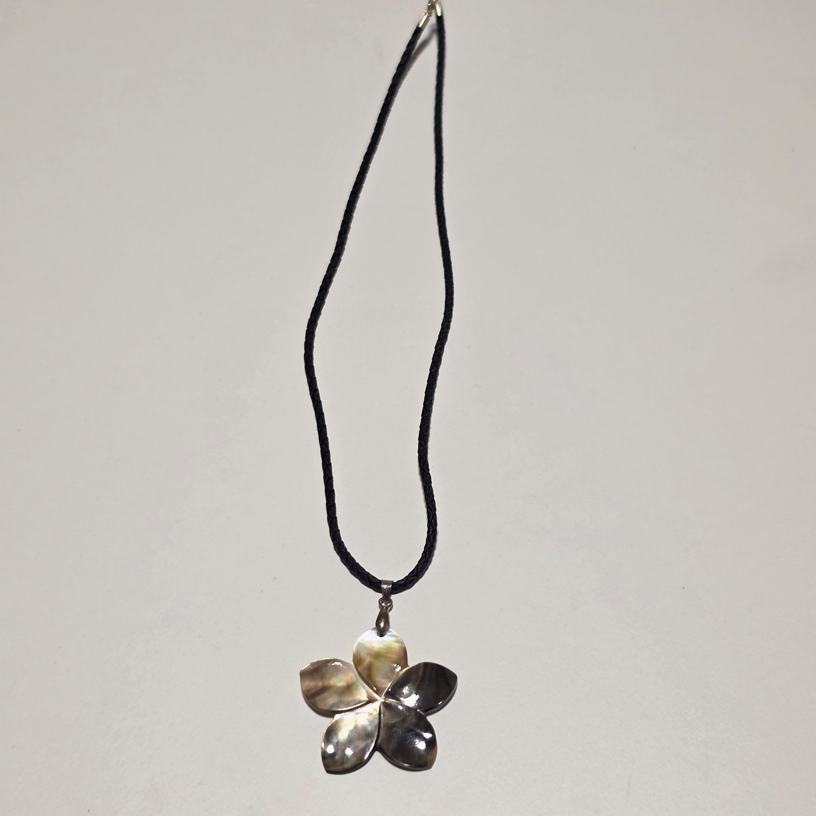 Mother of pearl Flower Pendant Necklace .b3