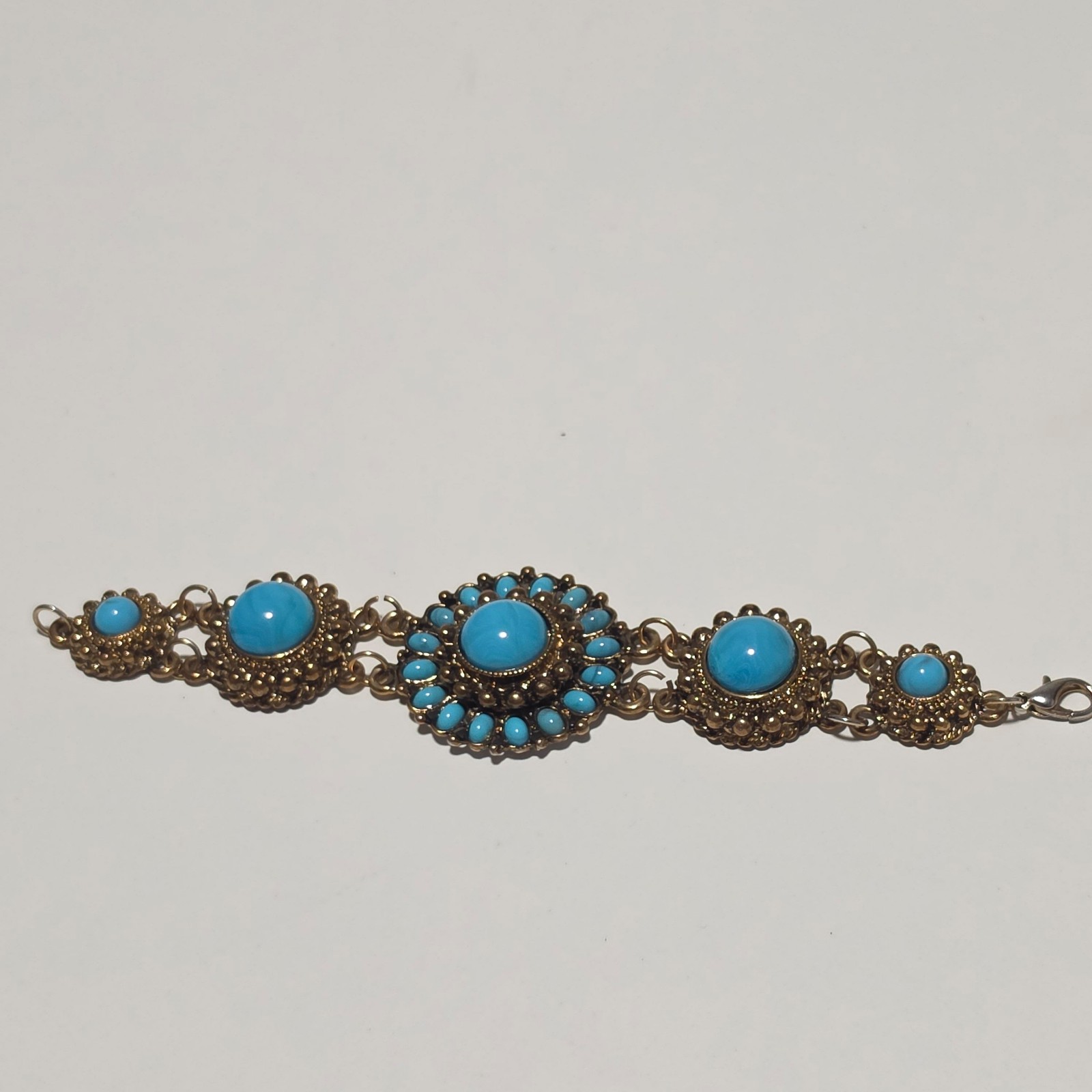 Costume gold tone Bracelet.b3