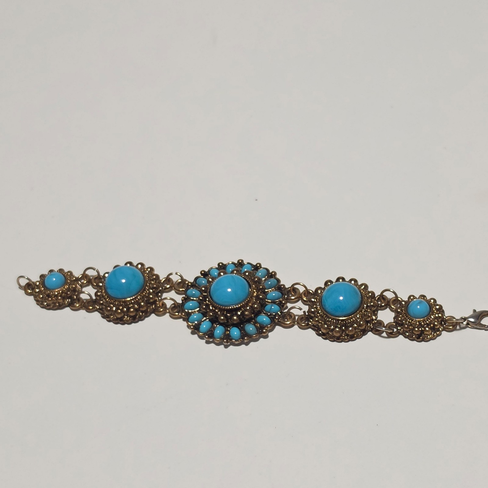 Costume gold tone Bracelet.b3 image 2