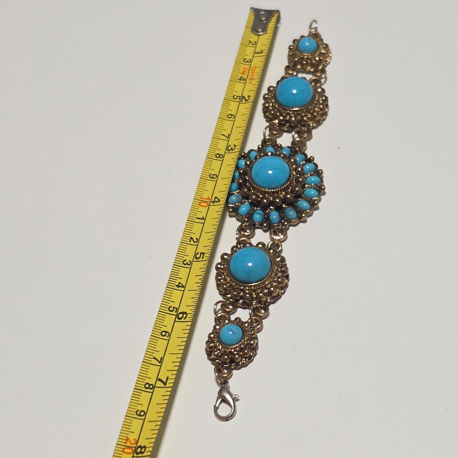 Costume gold tone Bracelet.b3 image 3