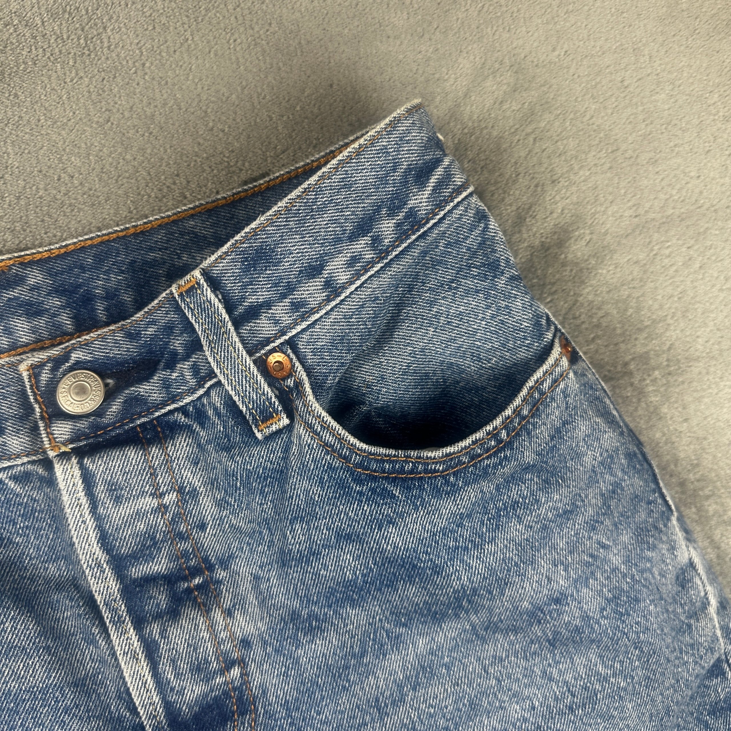 Levi's Premium 501 '90s Denim Shorts – Size W24 Raw Hem Mid Wash image 2