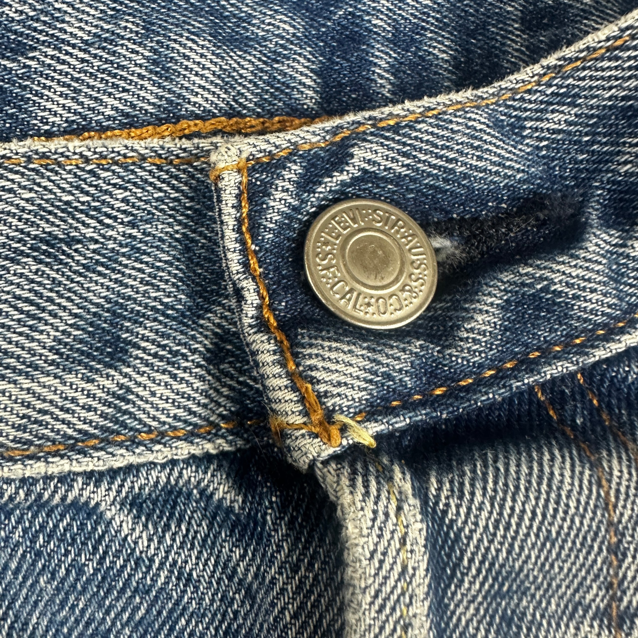 Levi's Premium 501 '90s Denim Shorts – Size W24 Raw Hem Mid Wash image 4
