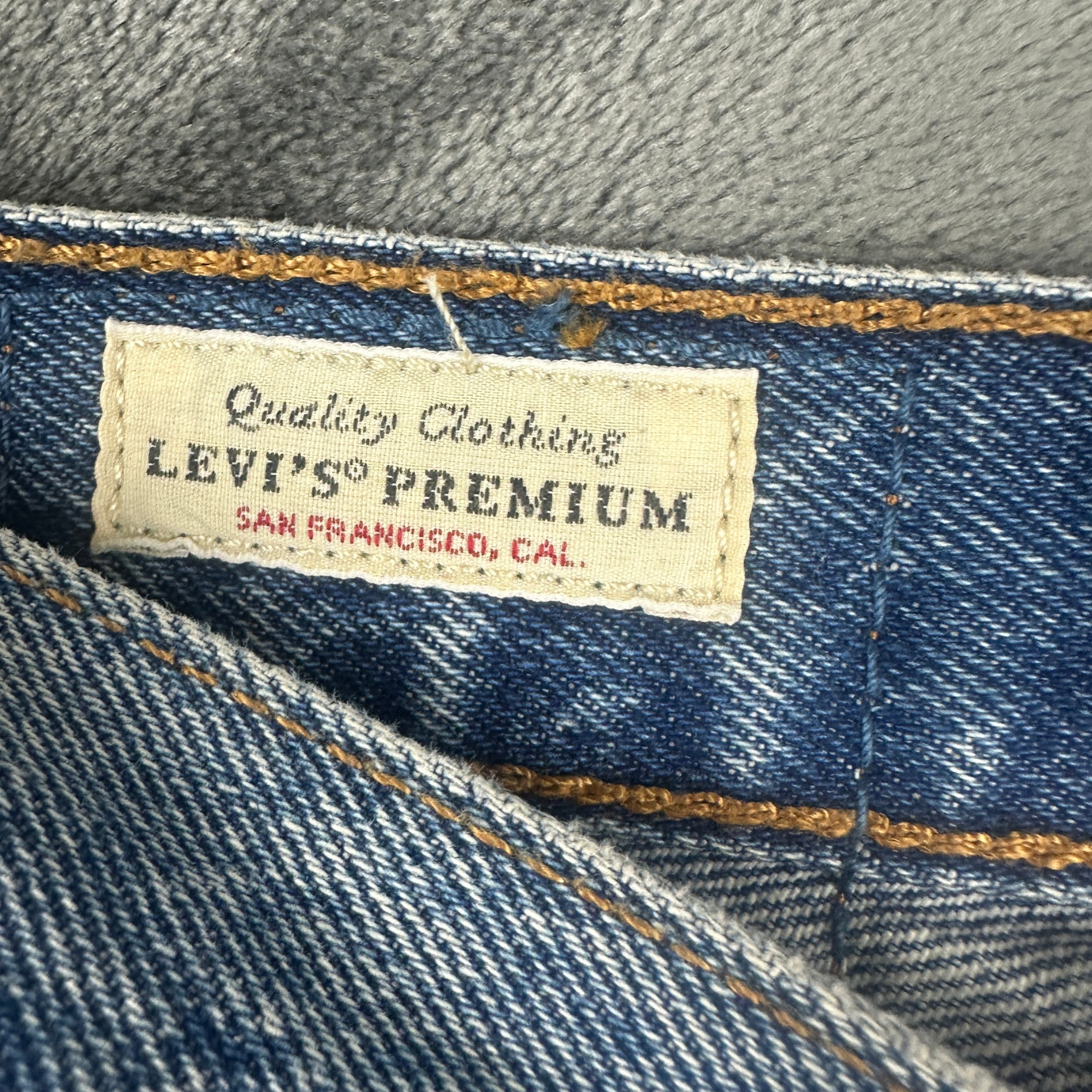 Levi's Premium 501 '90s Denim Shorts – Size W24 Raw Hem Mid Wash image 7