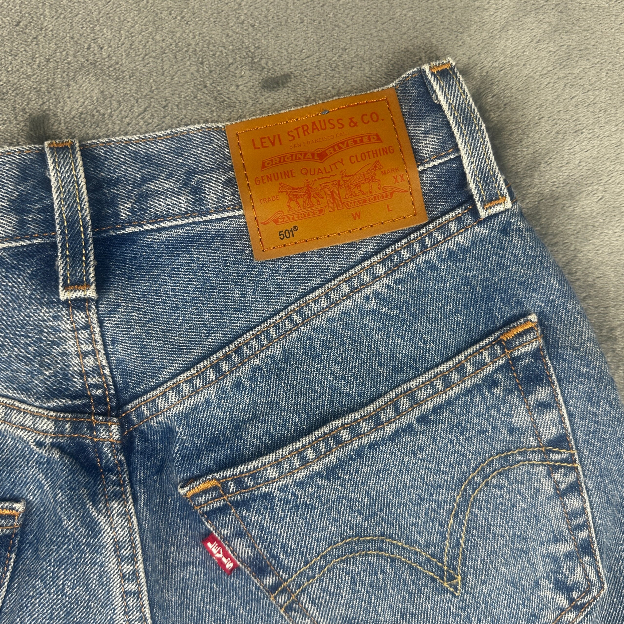 Levi's Premium 501 '90s Denim Shorts – Size W24 Raw Hem Mid Wash image 9