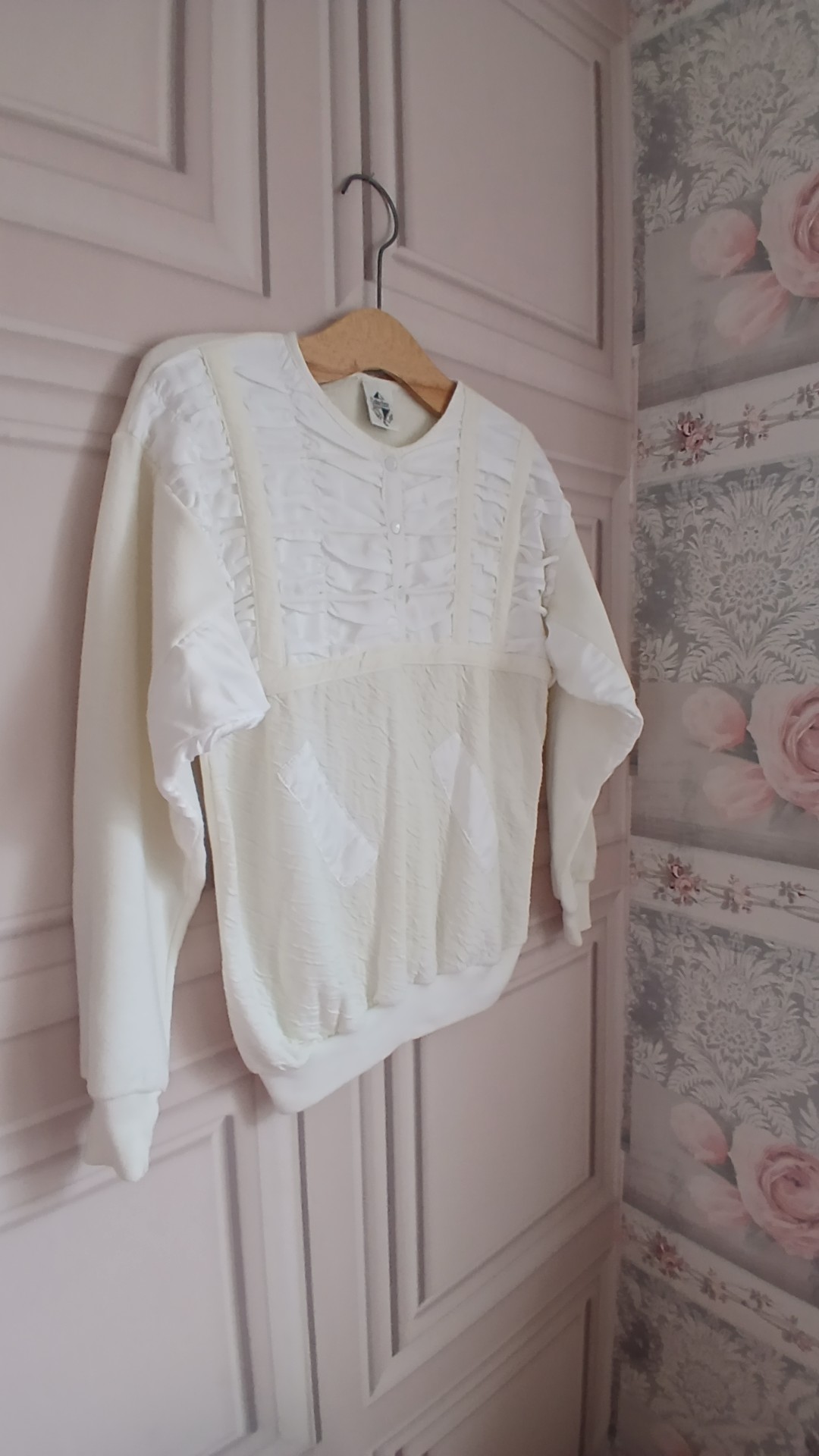 South Lodge Vintage 80's White Textured Ruffle Front Sweatshirt Small Medium image 2