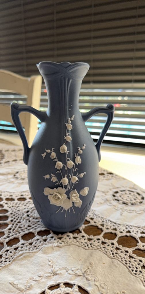Blue & White 2-Handled Base(Lefton?)