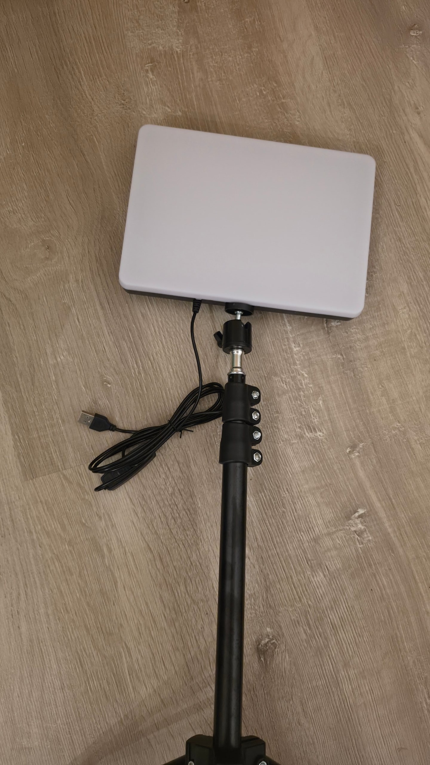 LED Leuchte mit Stativ USB Anschluss und verstellbarem Stativ Schwarz image 2