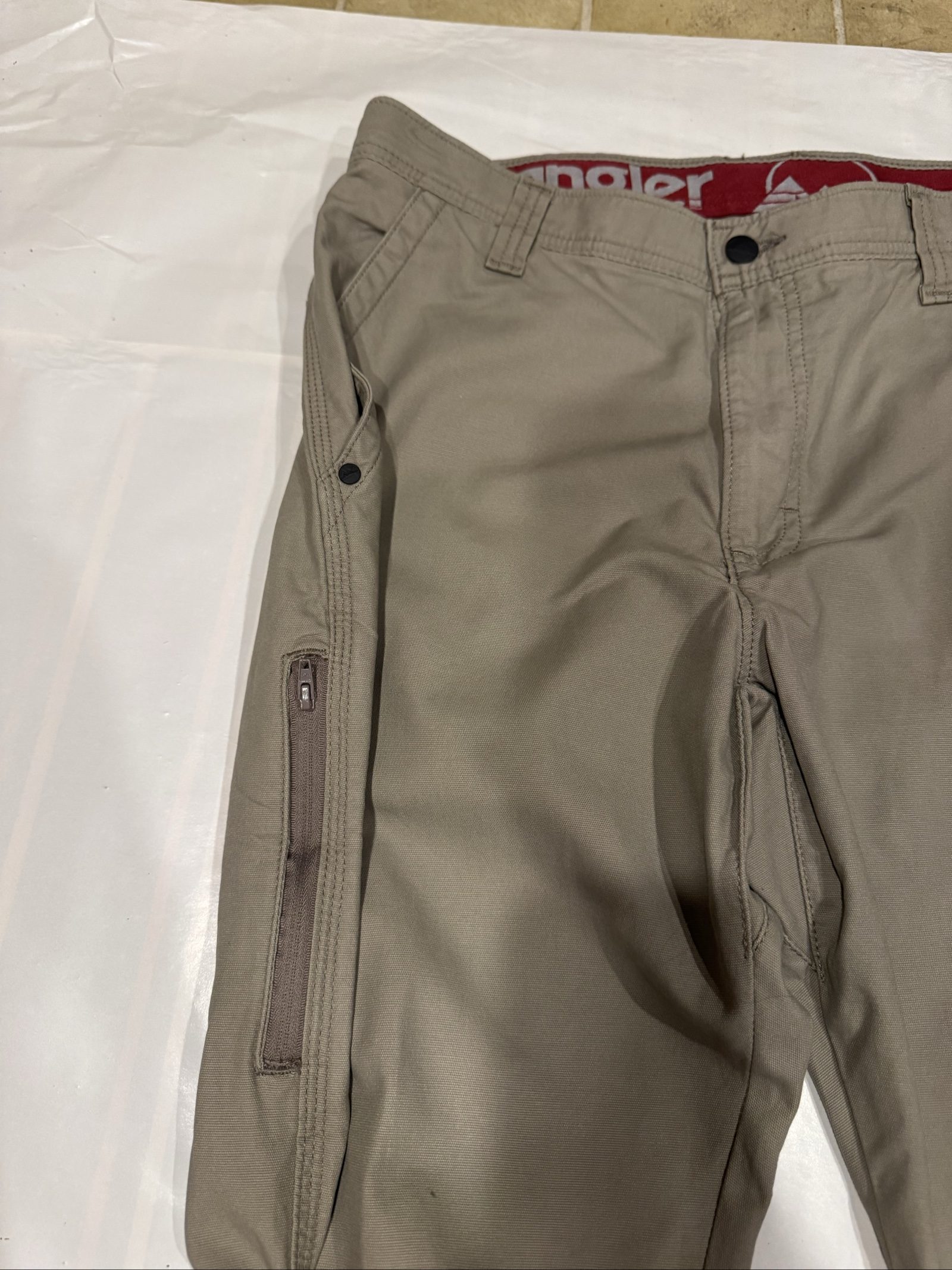 Men's NWT Wrangler Straight Fit Cargo Pants - 34x34 - Tan image 4