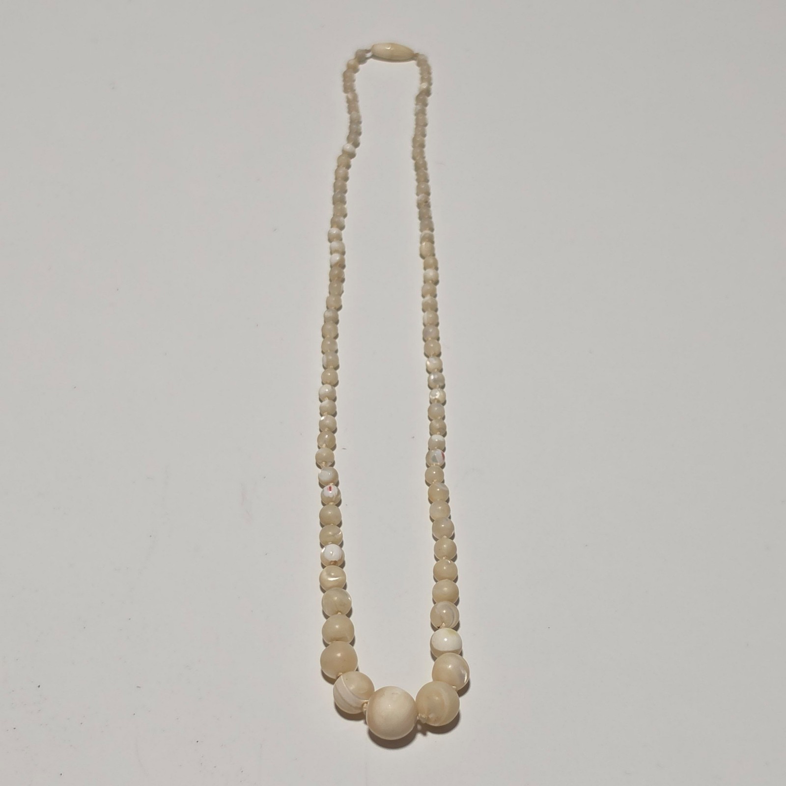Vintage genuine mother of pearls necklace.b6
