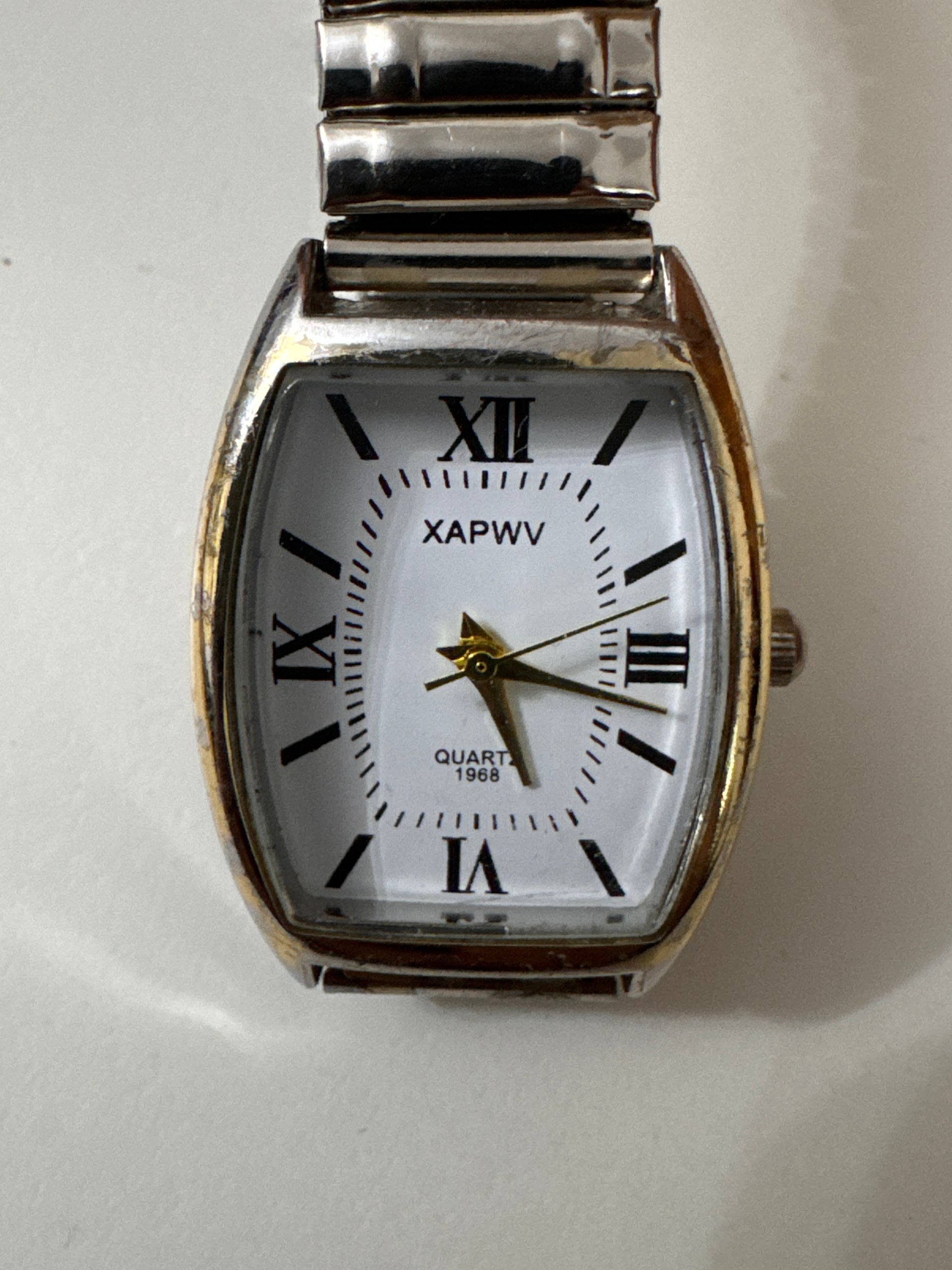 XAPWV Silver Tone Quartz Wristwatch Unisex image 2