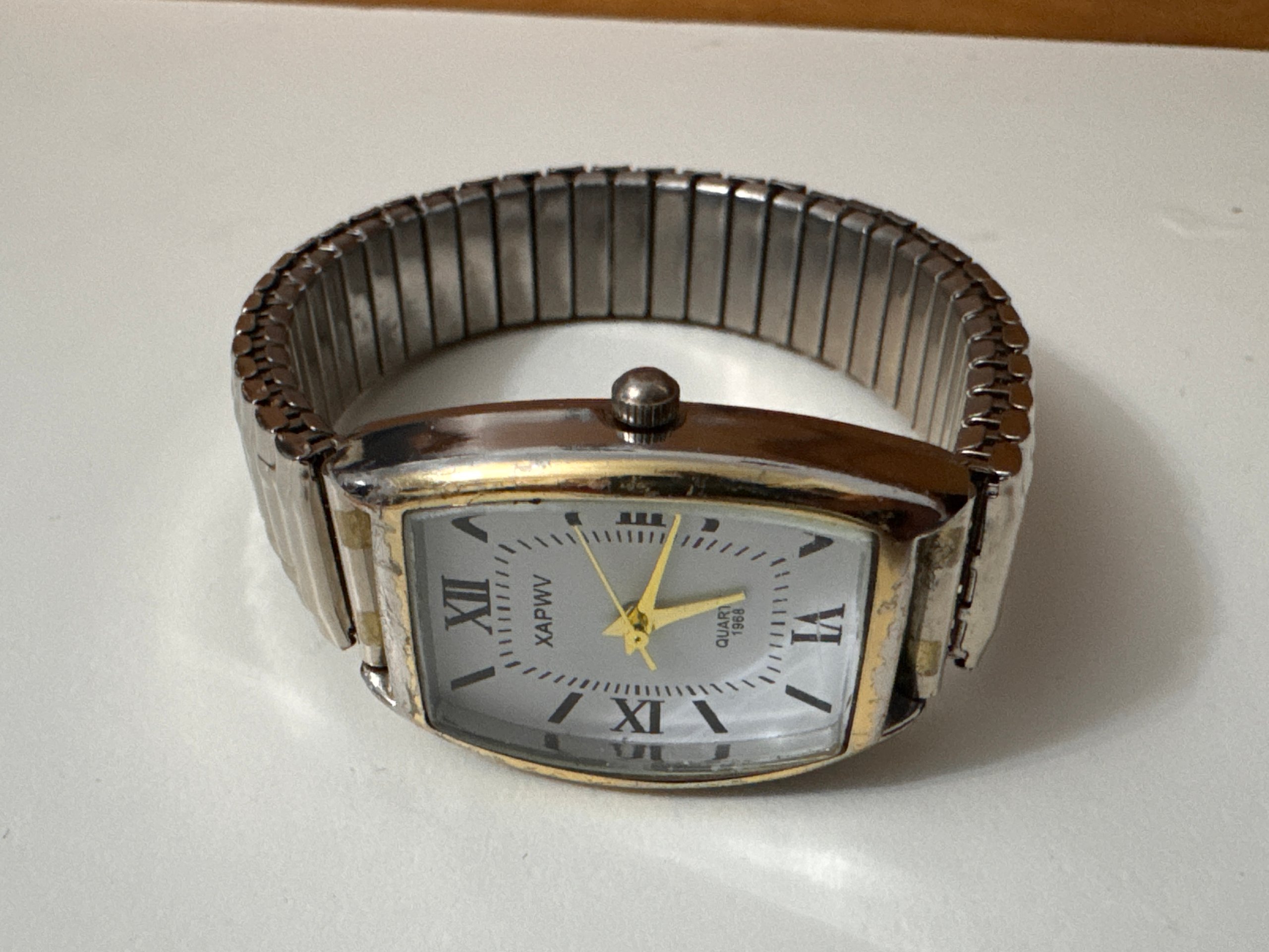 XAPWV Silver Tone Quartz Wristwatch Unisex image 7