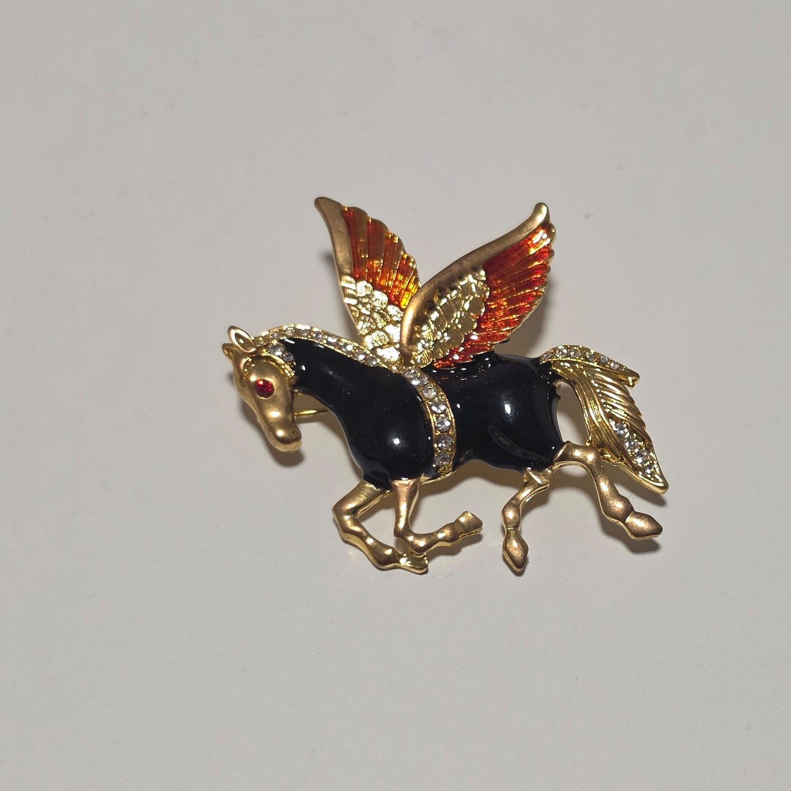 Costume Gold tone Black & Brooch.b6