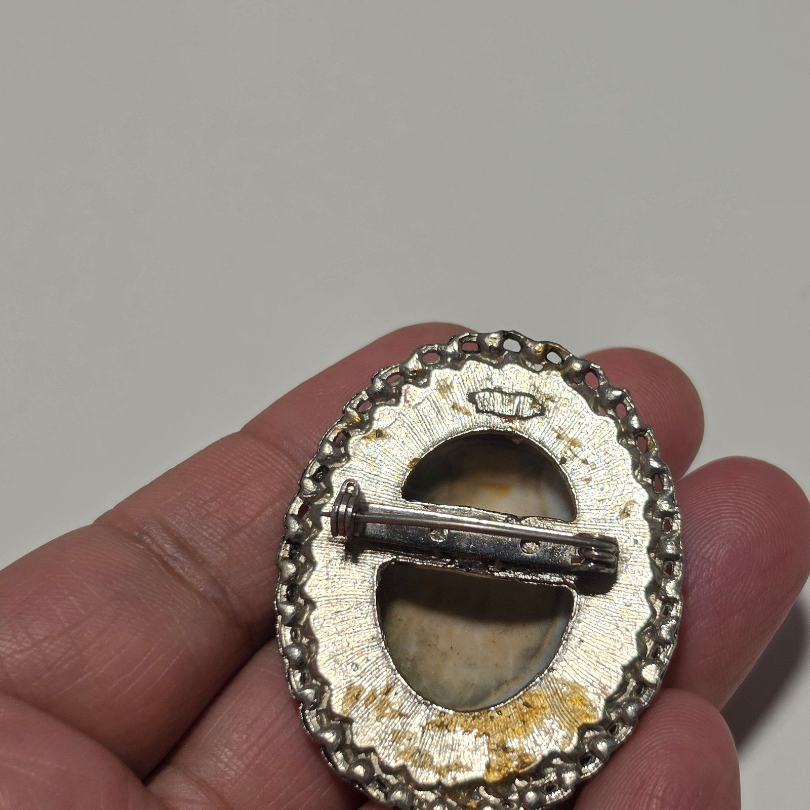 Vintage Brown & Shell Brooch .b6 image 3