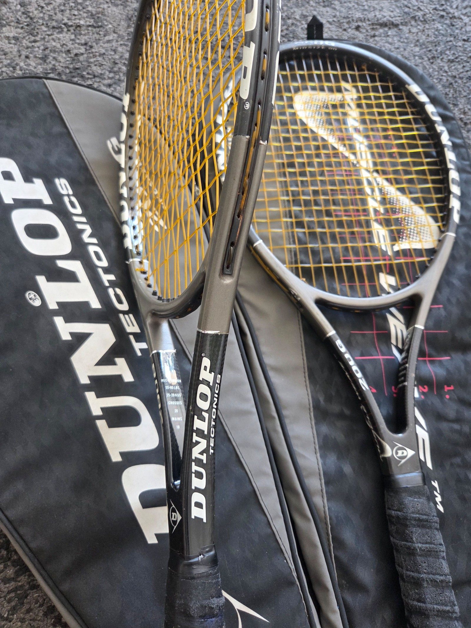 Dunlop Black Dunlop 200G Graphite Tennis Racket Mid Size 34 image 2