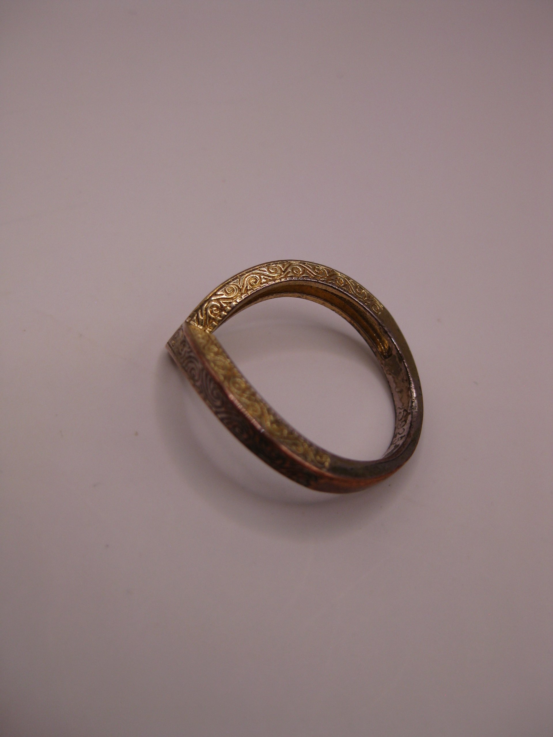 Vintage Gold & Silver Tone Engraved V-Shaped Ring Unisex image 5