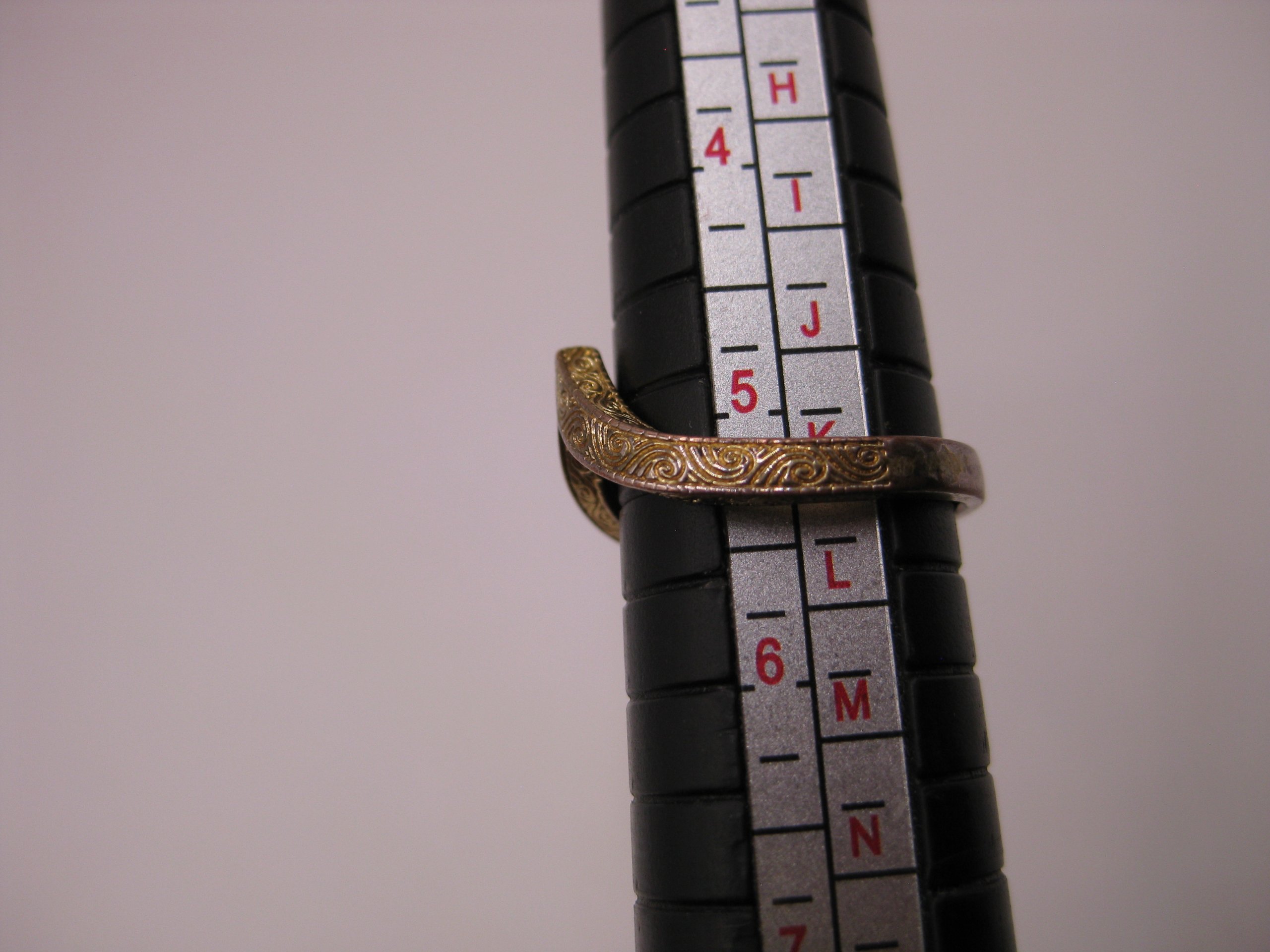 Vintage Gold & Silver Tone Engraved V-Shaped Ring Unisex image 9
