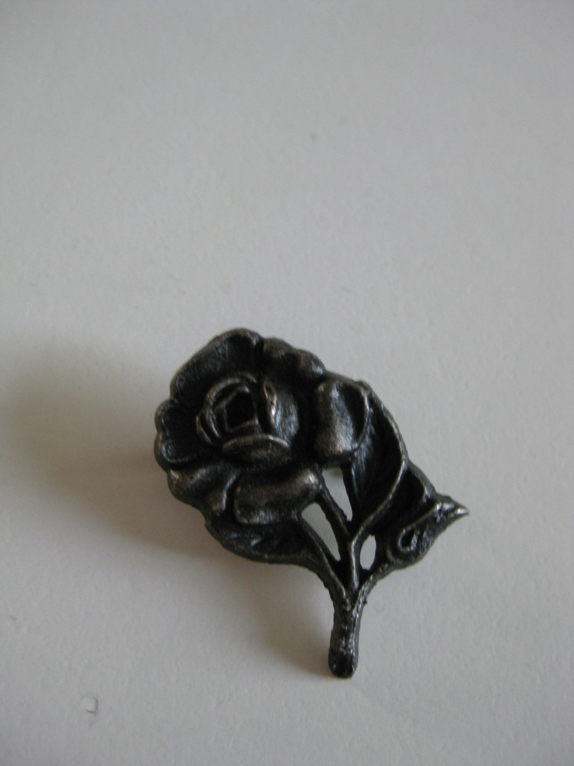Vintage Black Metal Rose Pin Brooch Jewel-Ja-4