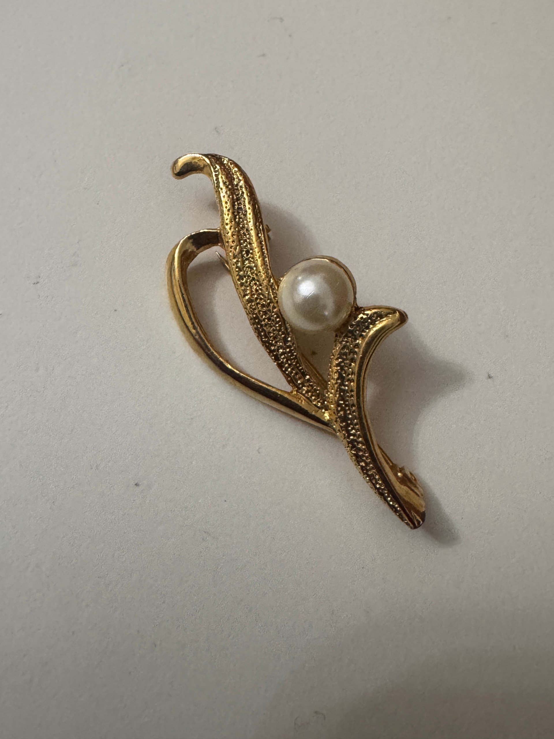 Gold Tone Pearl Floral Brooch Pin Jewel-Ja-7