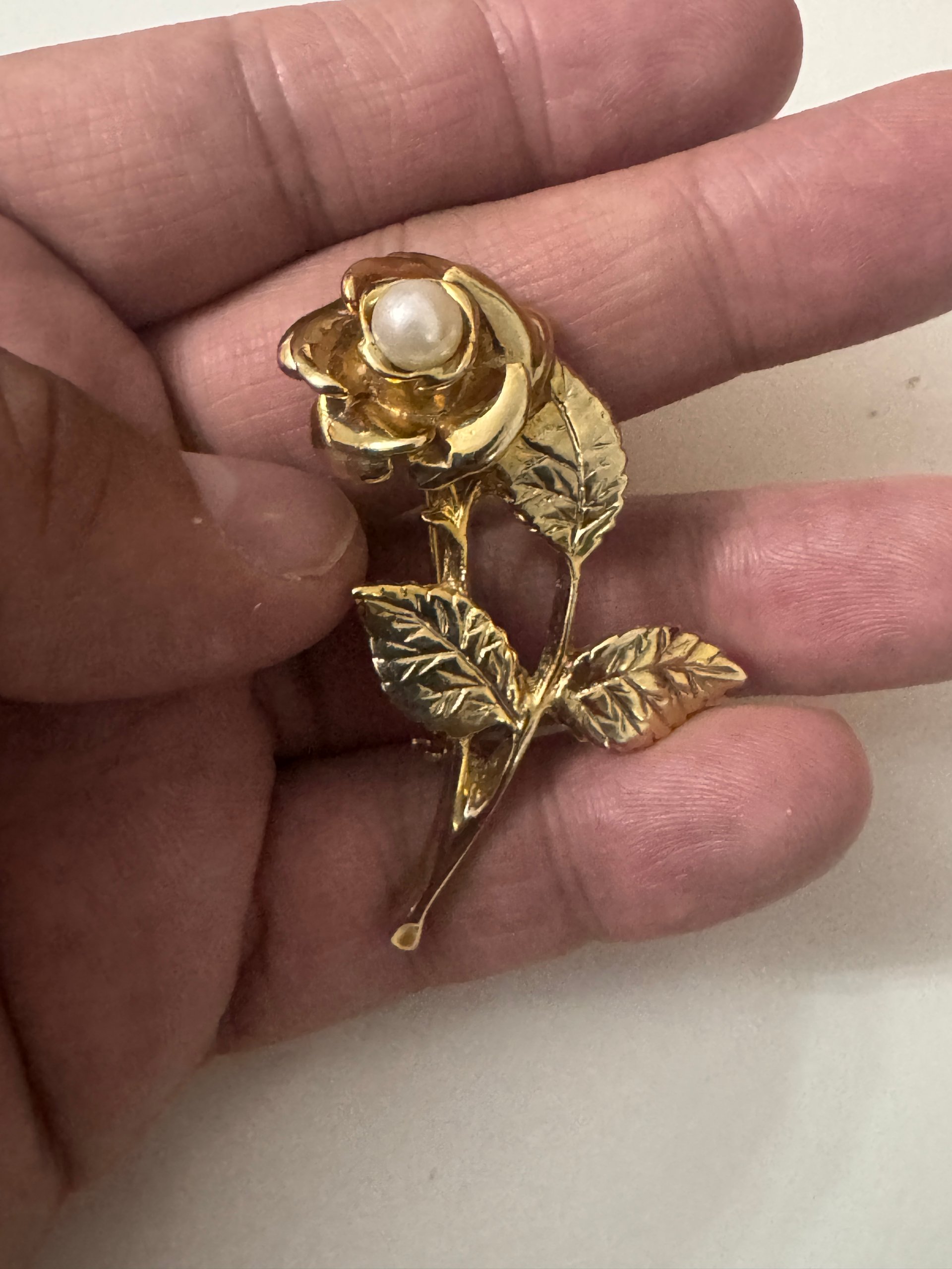 Agnes Vintage Gold Tone Rose Brooch with Faux Pearl Jewel-Ja-7 image 3