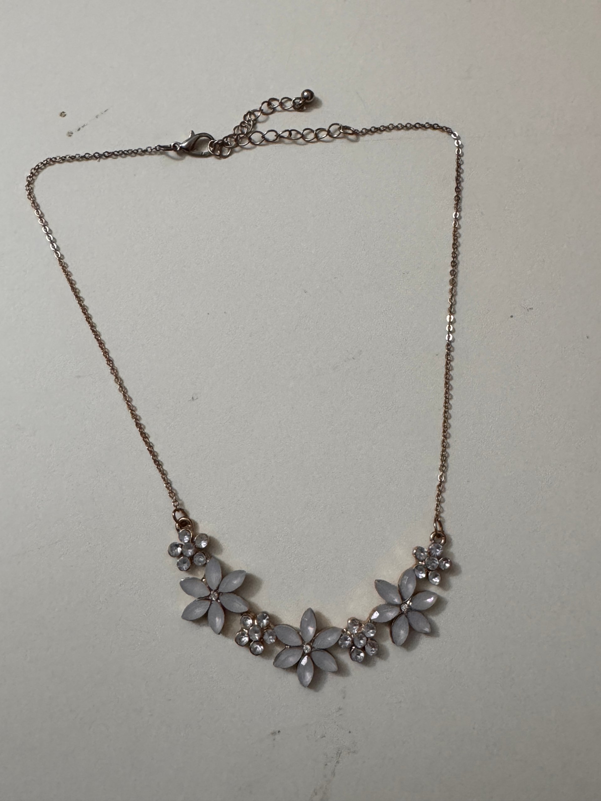 White Flower & Crystal Pendant Necklace Silver Tone Adjustable Jewel-Ja-8
