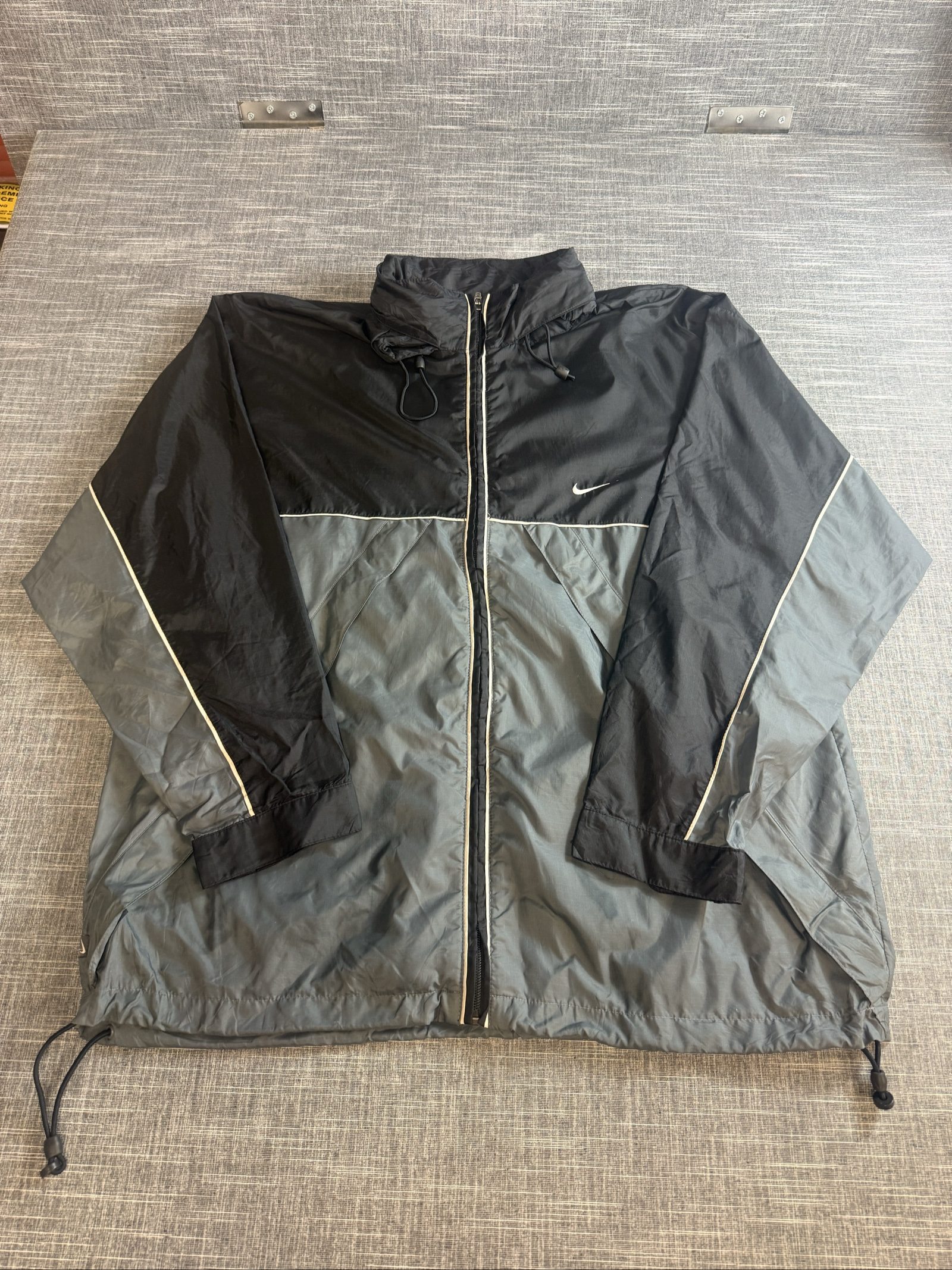 Nike Men’s Grey & Black Windbreaker Jacket Medium Lightweight Piping Detail