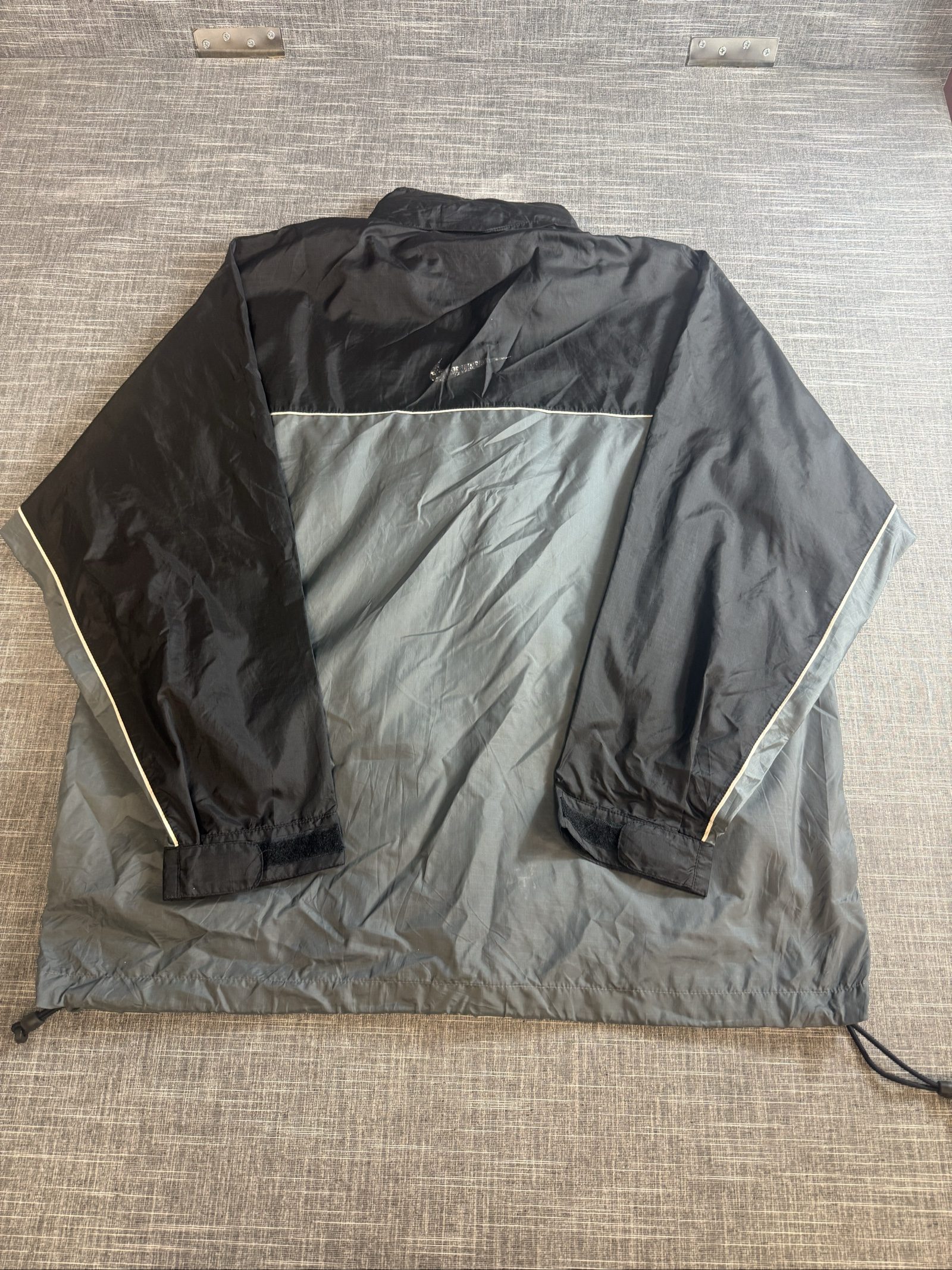 Nike Men’s Grey & Black Windbreaker Jacket Medium Lightweight Piping Detail image 5