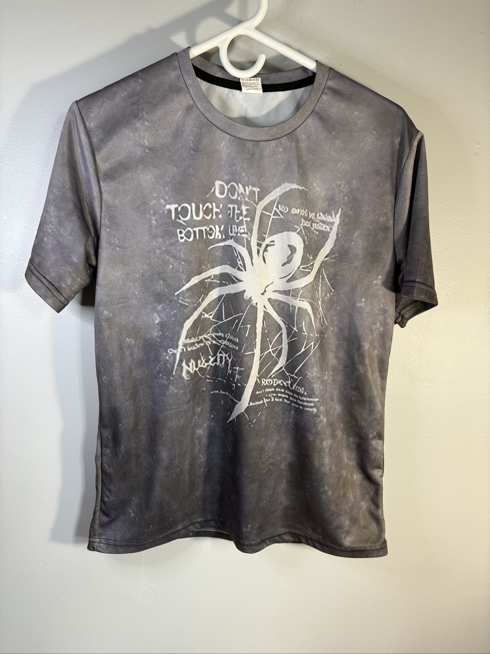 Unbranded Grey & White Spider Graphic T-Shirt Small 100% Polyester
