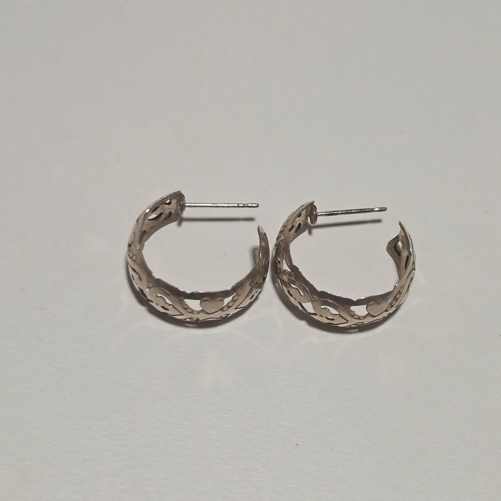925 sterling Silver Heart Cutout Hoop Earrings. B6