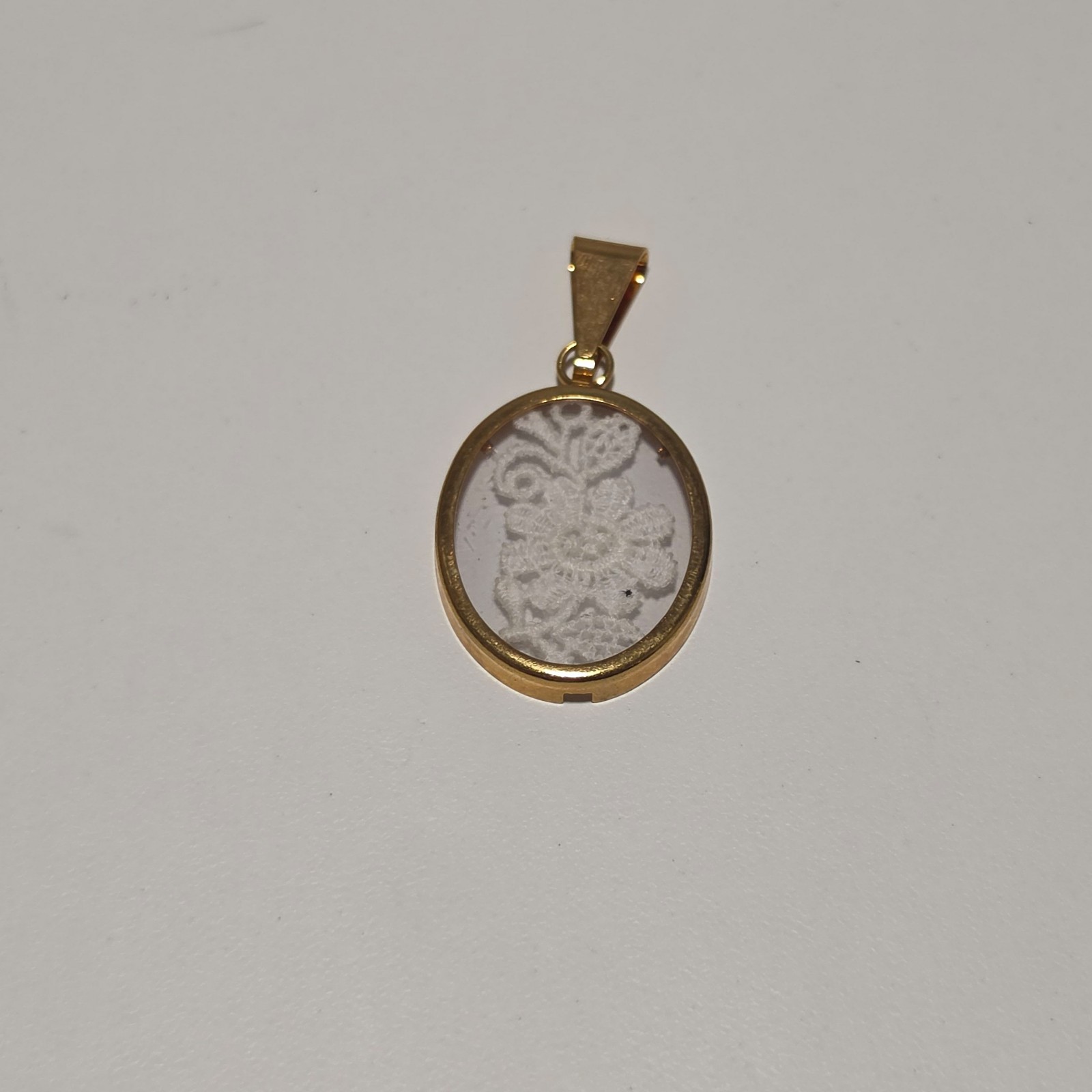 Vintage costume Gold Tone Floral Lace Oval Pendant Necklace.b6